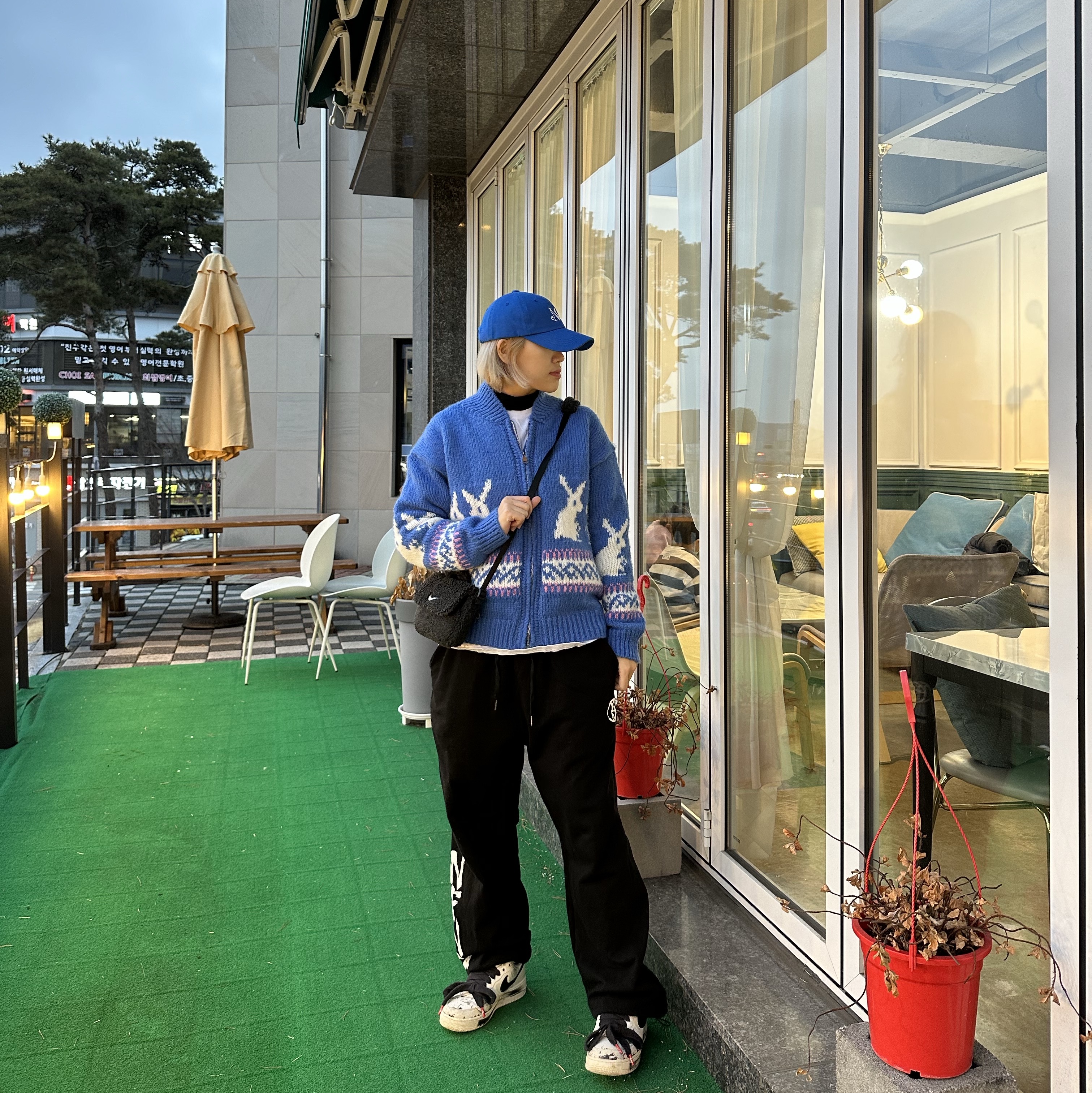 (Kids) Nike NSW Faux Fur Crossbody Bag Black, Nike x Peaceminusone Air Force 1 Low Para-Noise 2.0 착용 스타일 - 2