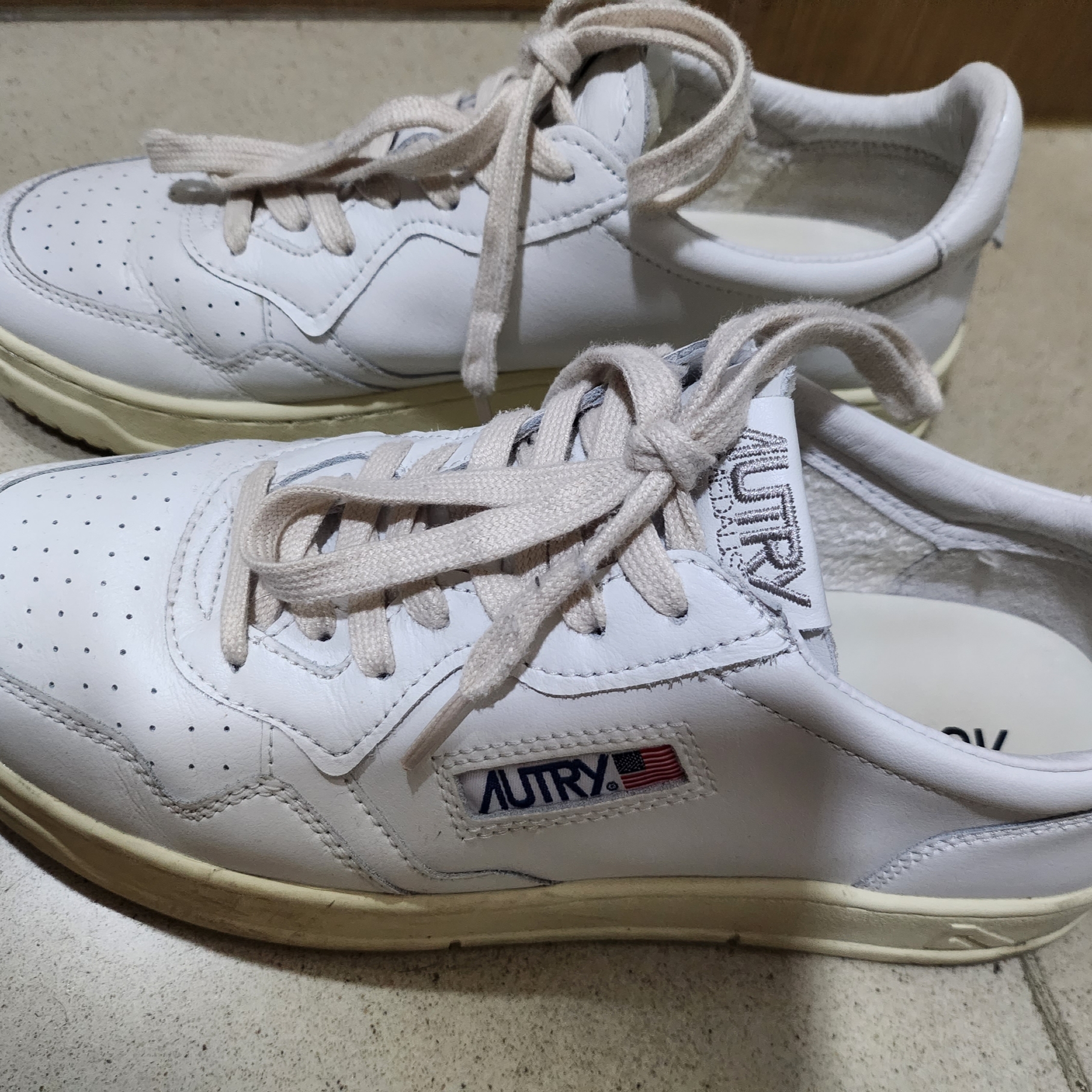 Autry Medalist Low Leather Sneakers White 착용 스타일