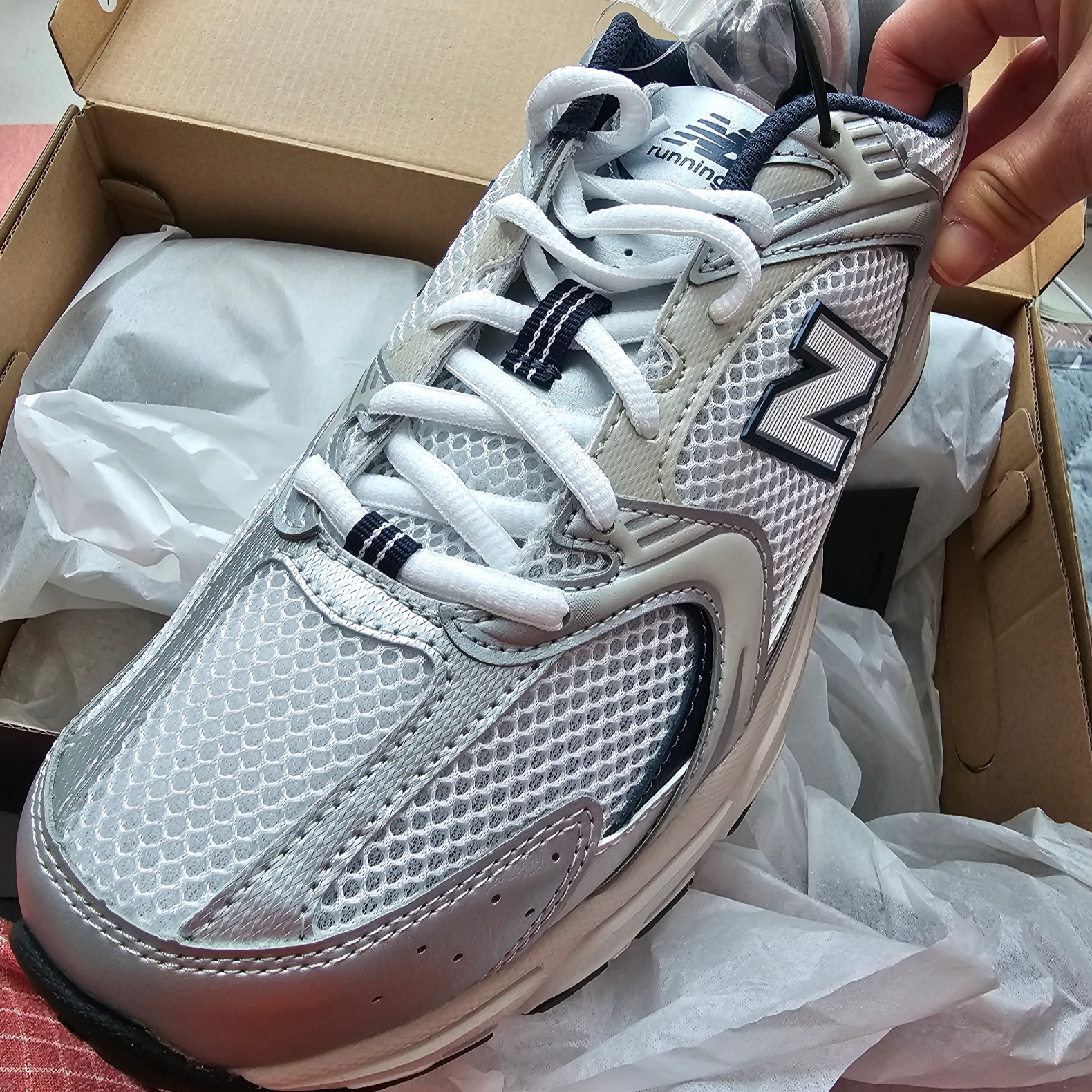 New Balance 530 Steel Grey 착용 스타일 - 2