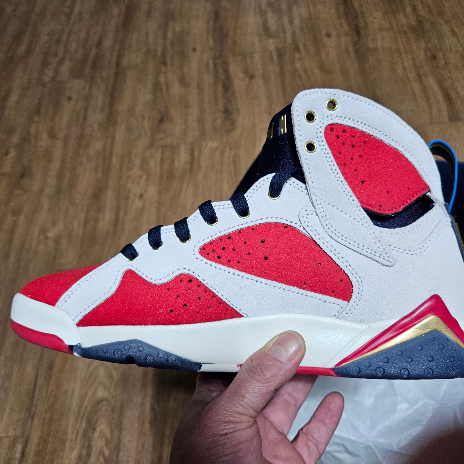 Jordan 7 x Trophy Room Retro SP True Red and Obsidian 착용 스타일 - 3