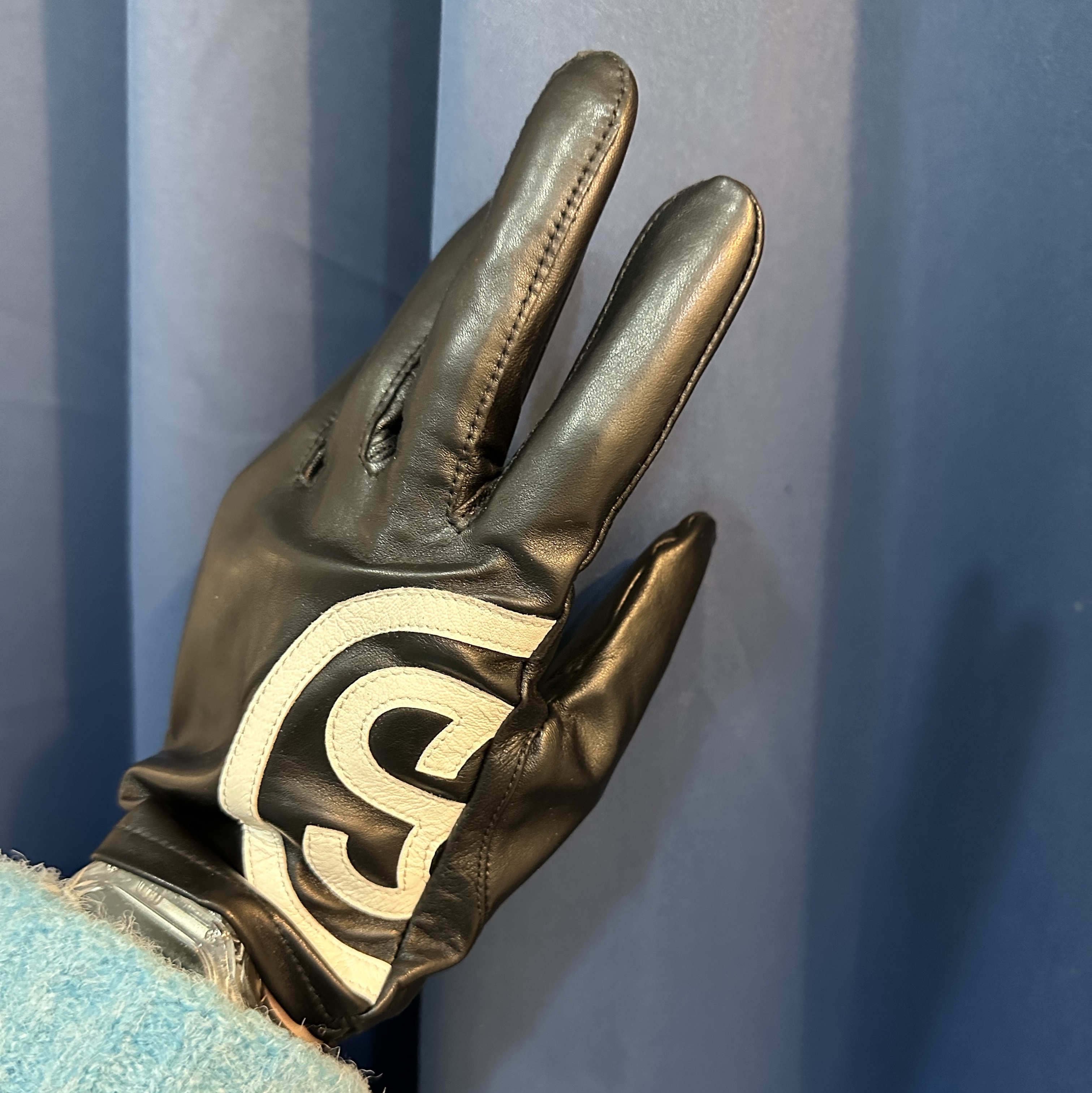 Stussy SS Link Leather Gloves Black 착용 스타일 - 1