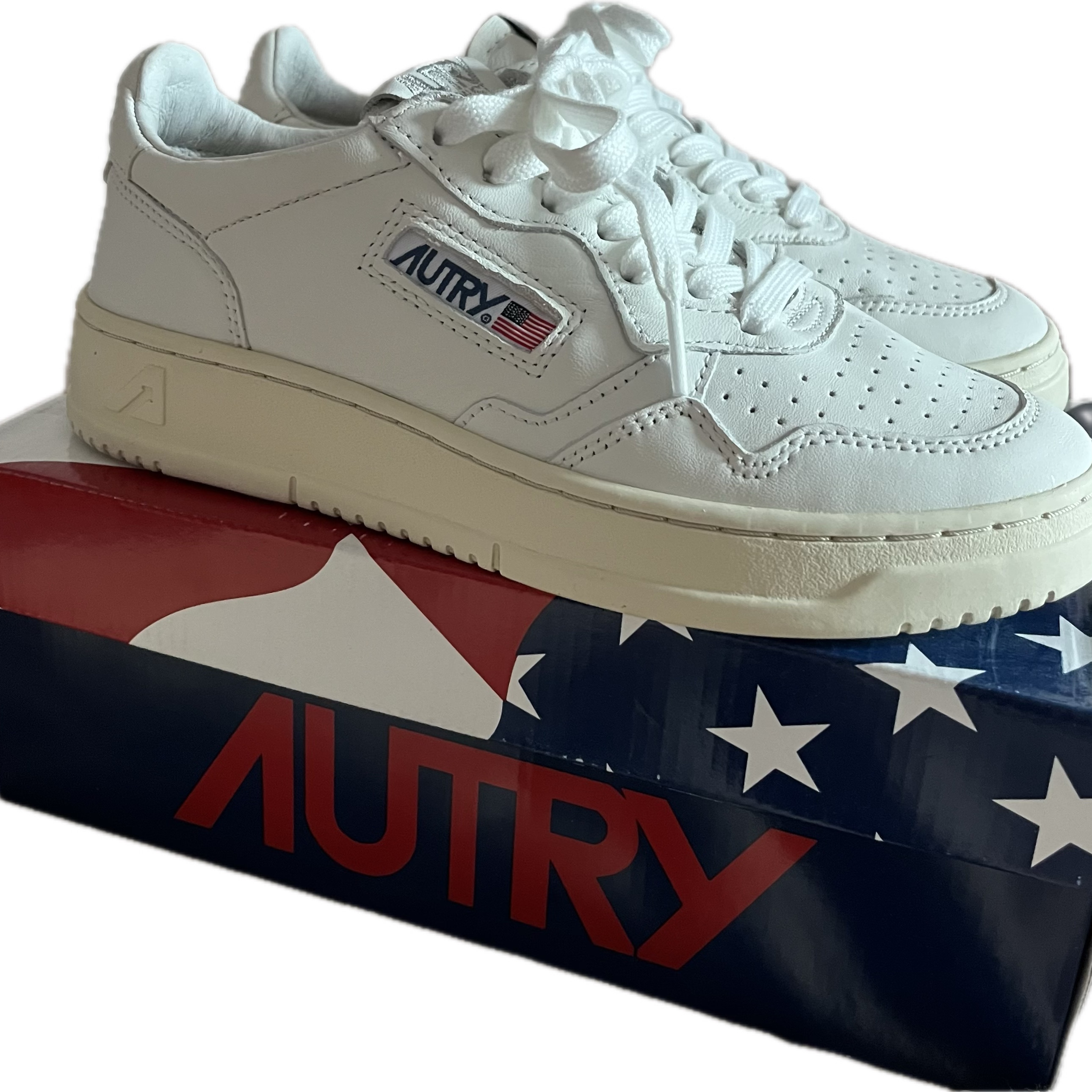 (W) Autry Medalist Low Goatskin Sneakers White 착용 스타일