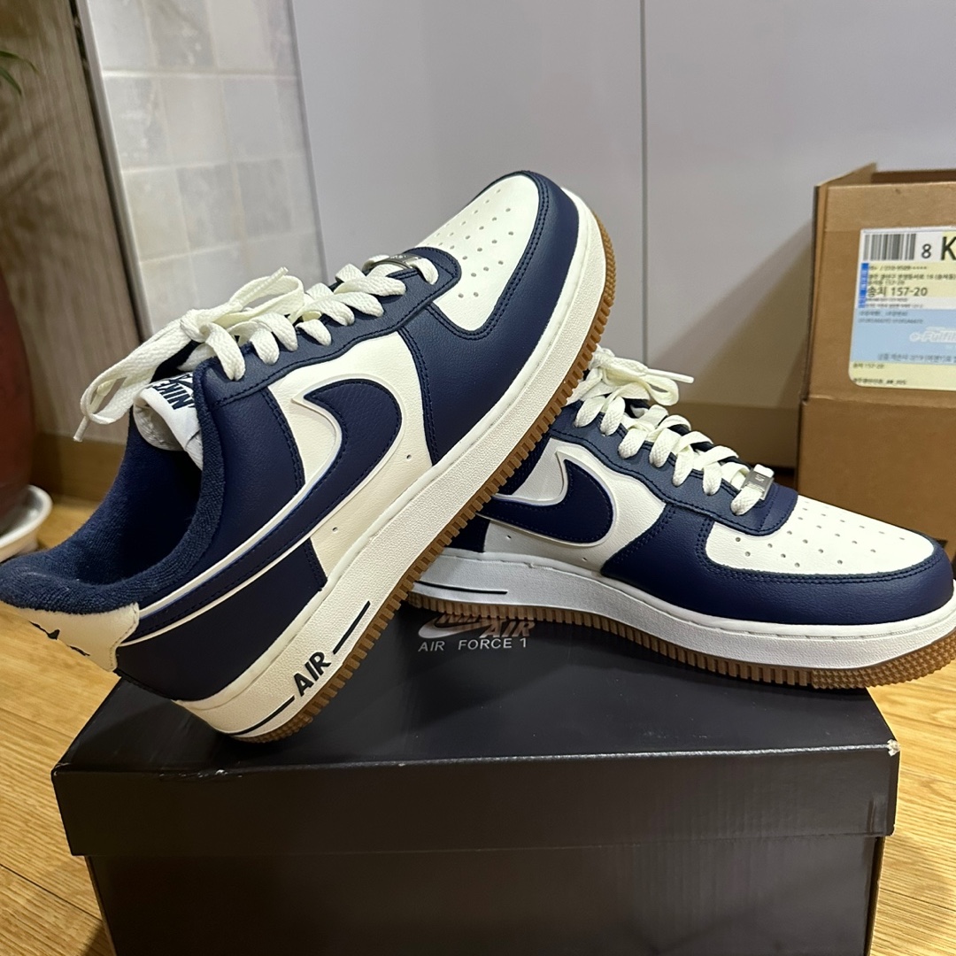 Nike Air Force 1 '07 LV8 Midnight Navy 착용 스타일