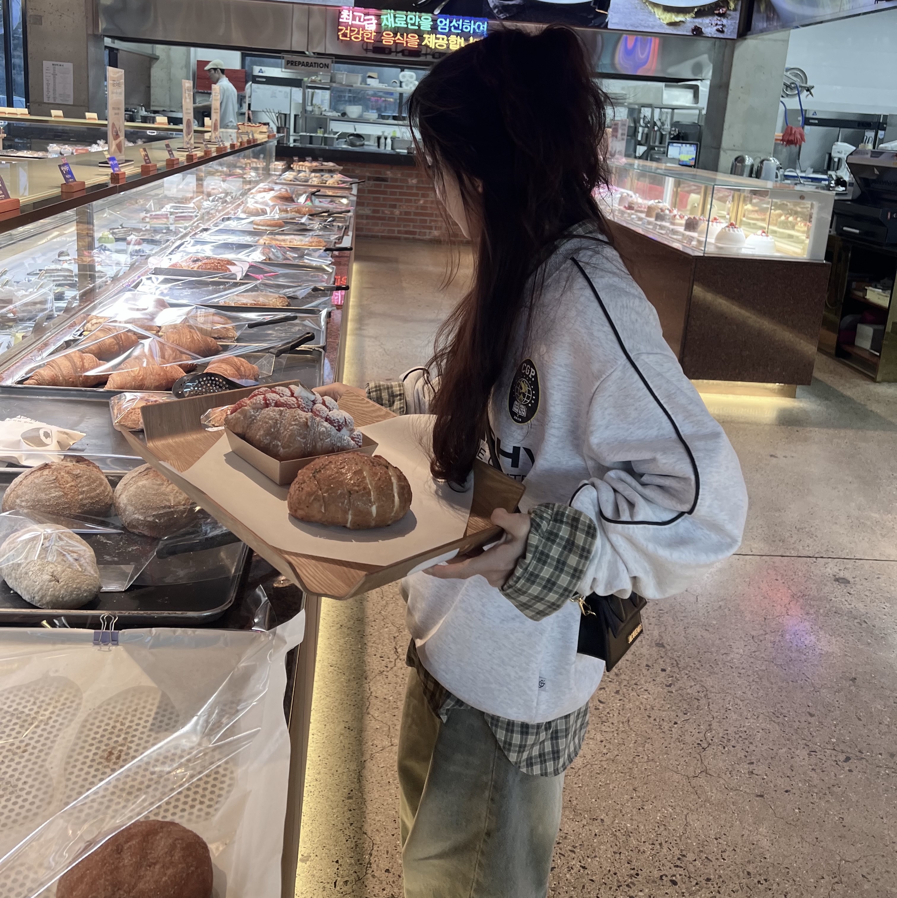 Jacquemus Le Chiquito Signature Leather Mini Handbag Black, Adidas Samba Vegan White Black 착용 스타일 - 1