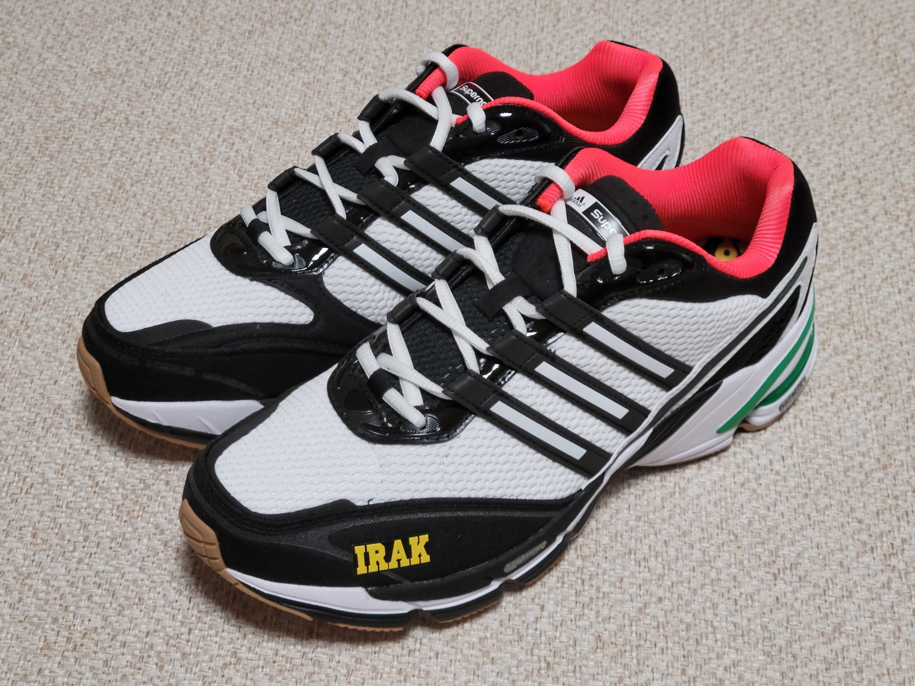 Adidas Supernova Cushion 7 Irak Cloud White Vivid Green 착용 스타일 - 4