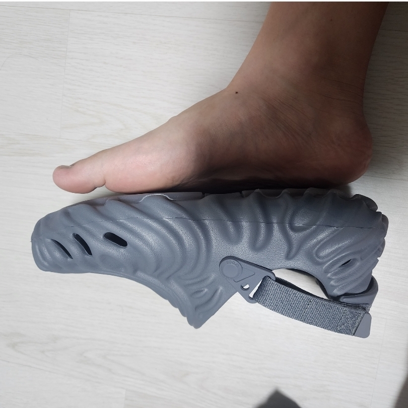 Crocs x Salehe Bembury Pollex Clog Niagara 착용 스타일 - 2