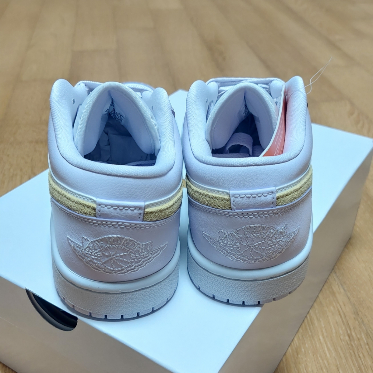(W) Jordan 1 Low Barely Grape Lemon Wash 착용 스타일 - 4