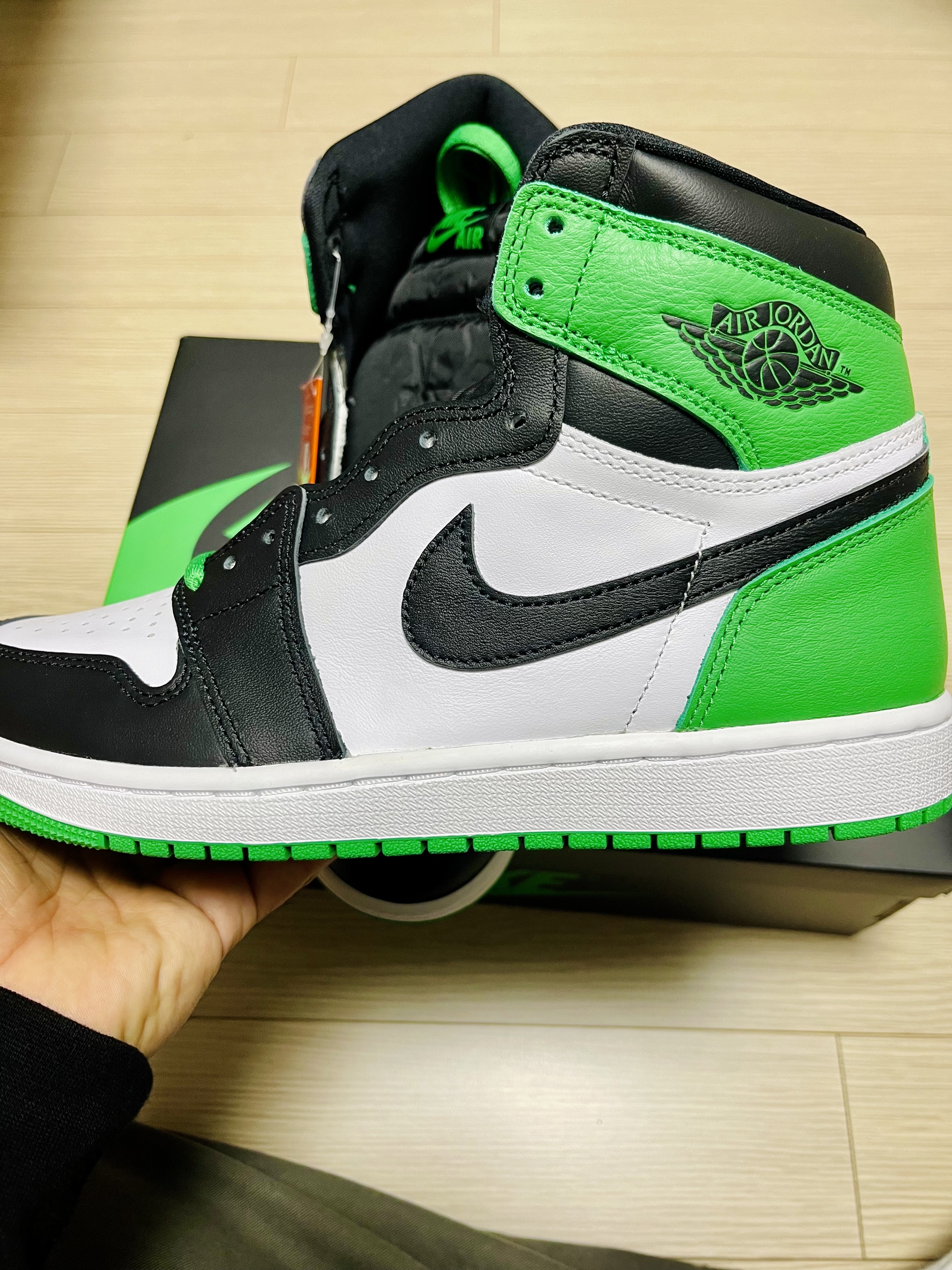 Jordan 1 Retro High OG Black and Lucky Green 착용 스타일 - 2