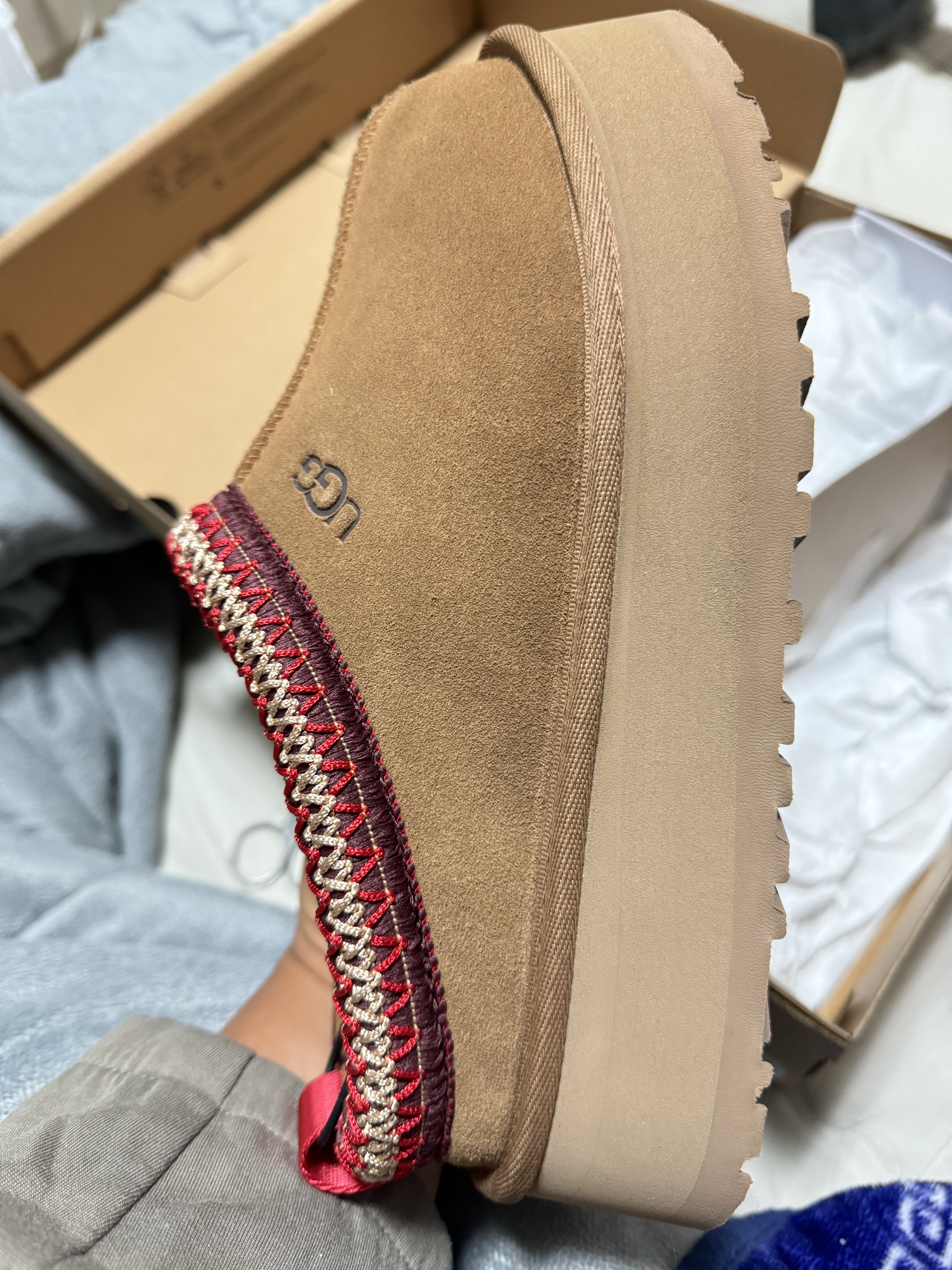 (W) UGG Tazz Slipper Chestnut 착용 스타일 - 1