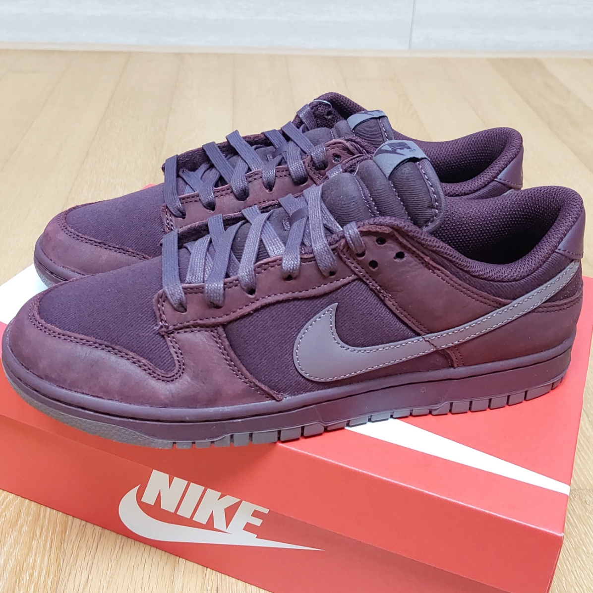 Nike Dunk Low PRM Burgundy Crush 착용 스타일 - 1
