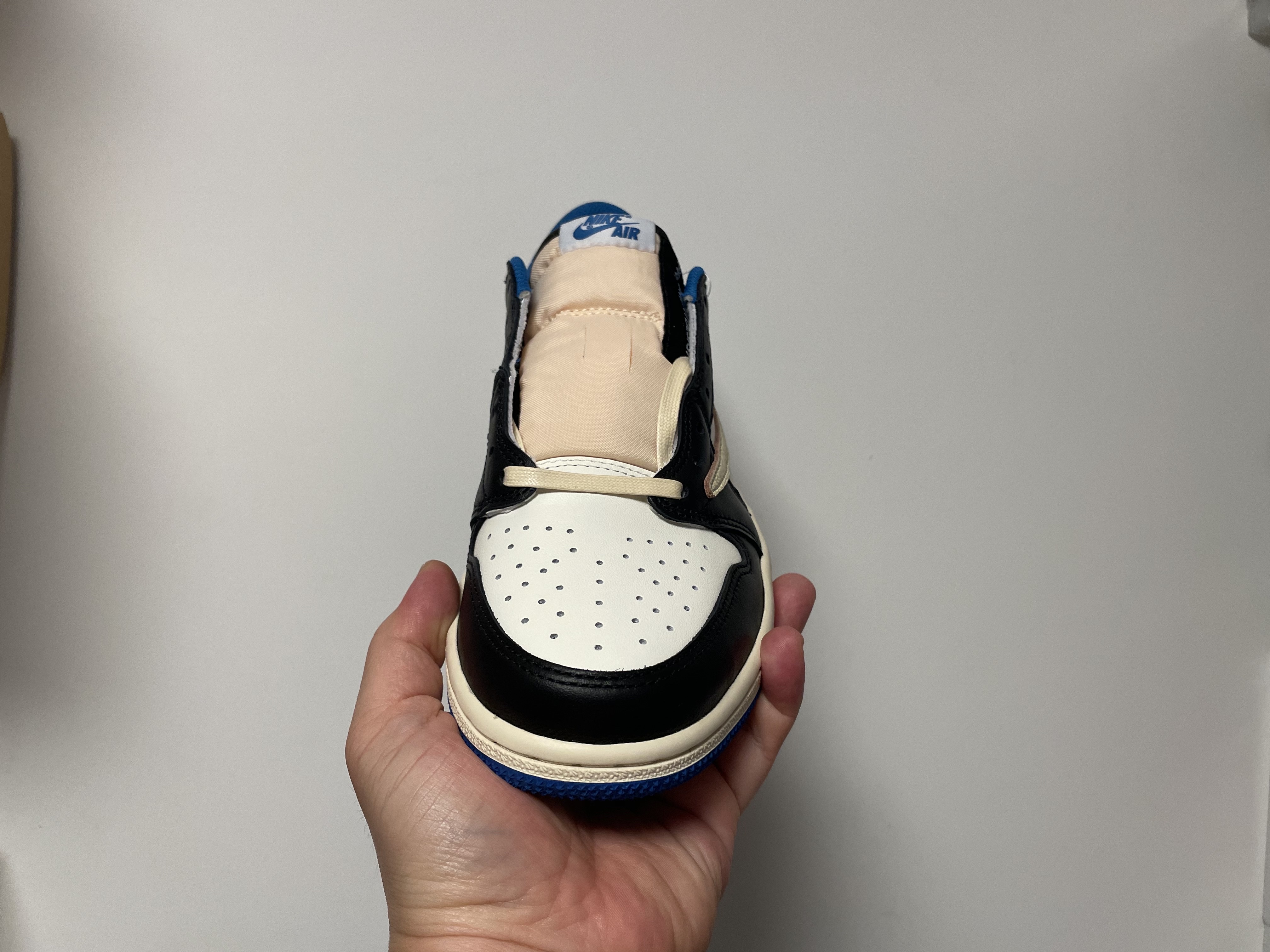 Jordan 1 x Travis Scott x Fragment Retro Low OG SP Military Blue 착용 스타일 - 5