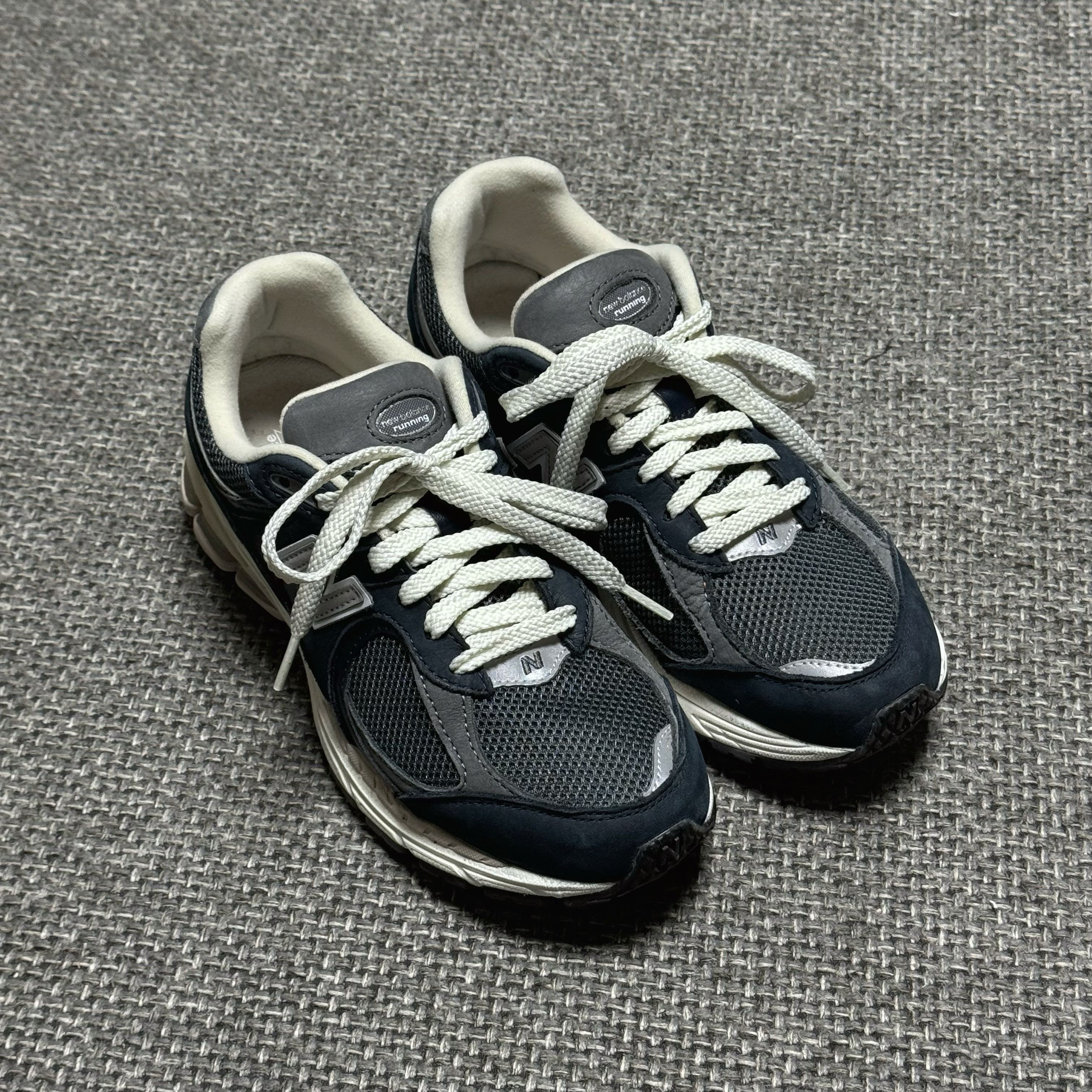 New Balance 2002R Premium Vintage Navy Grey 착용 스타일