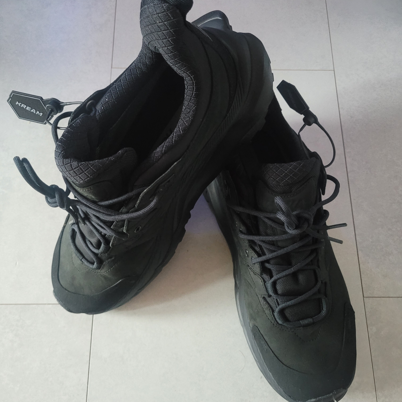 Hoka Kaha 2 Low Gore-Tex Black 착용 스타일