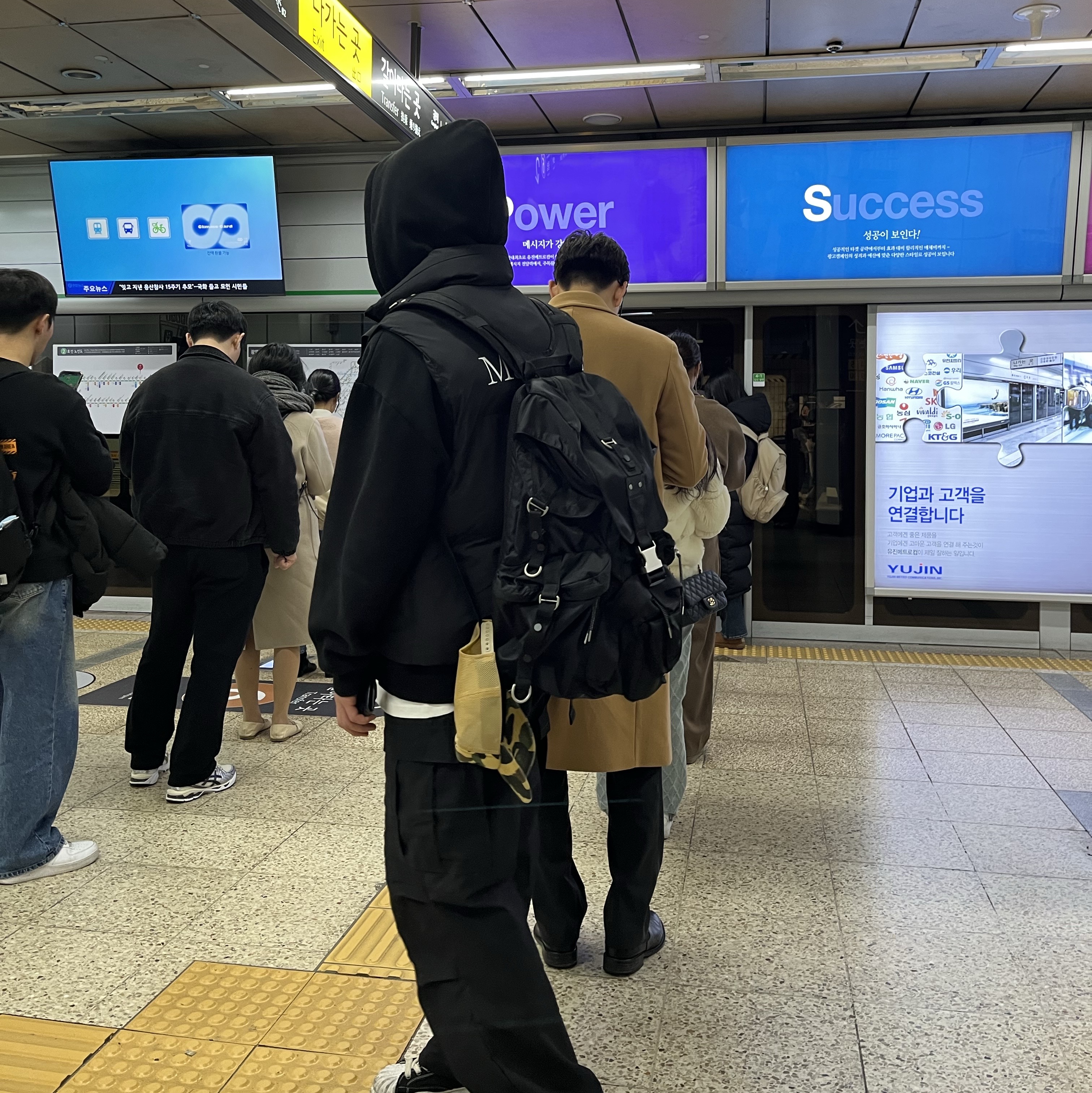 메종 미하라 야스히로 블레이키 OG 솔 캔버스 로우탑 스니커즈 블랙 화이트, 스투시 x 베이프 트러커 캡 옐로우 착용 스타일 - 2