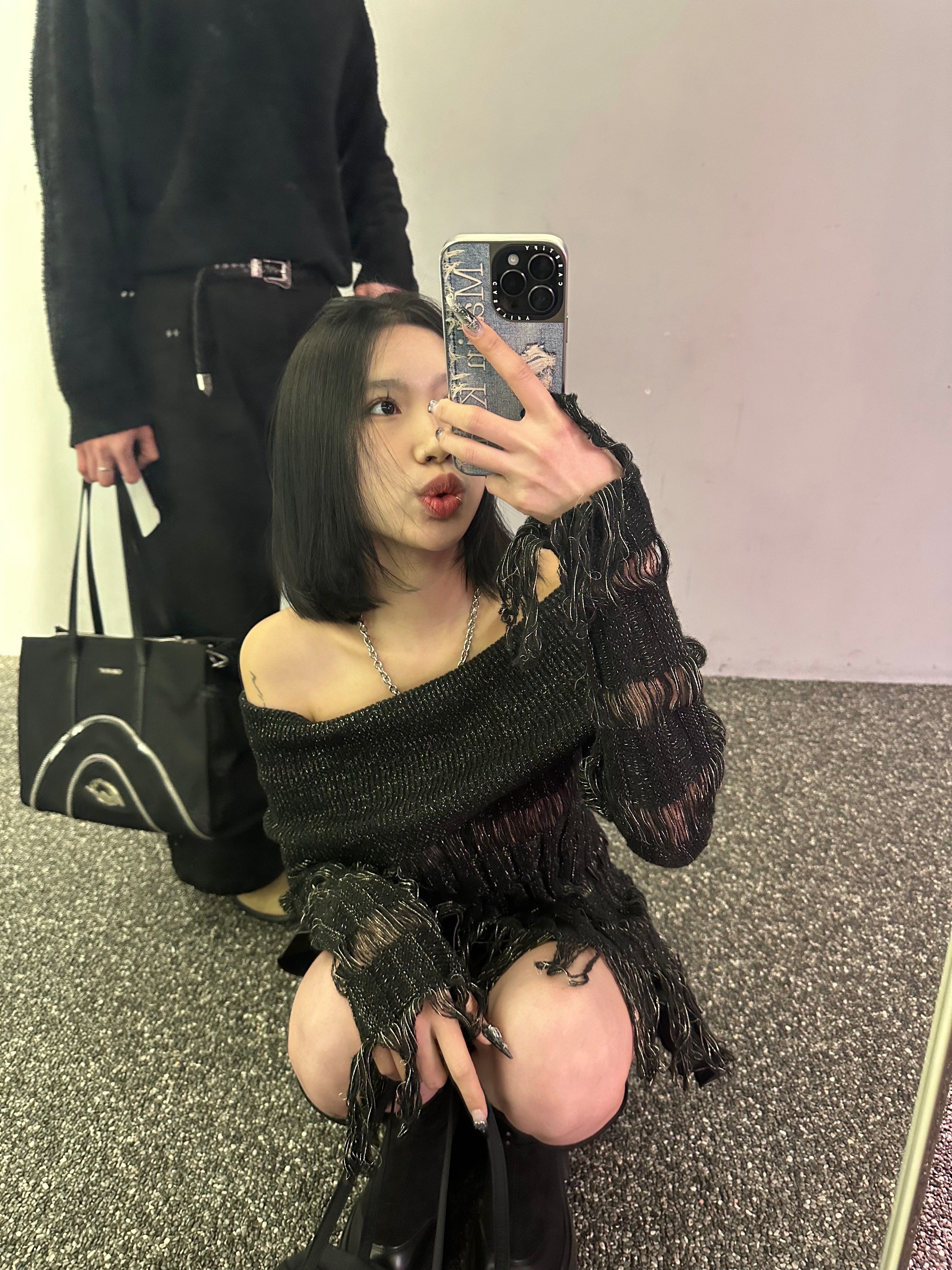 케이스티파이 x 마뗑킴 아이폰 디스트로이드 데님 맥세이프 미러 케이스 실버 착용 스타일