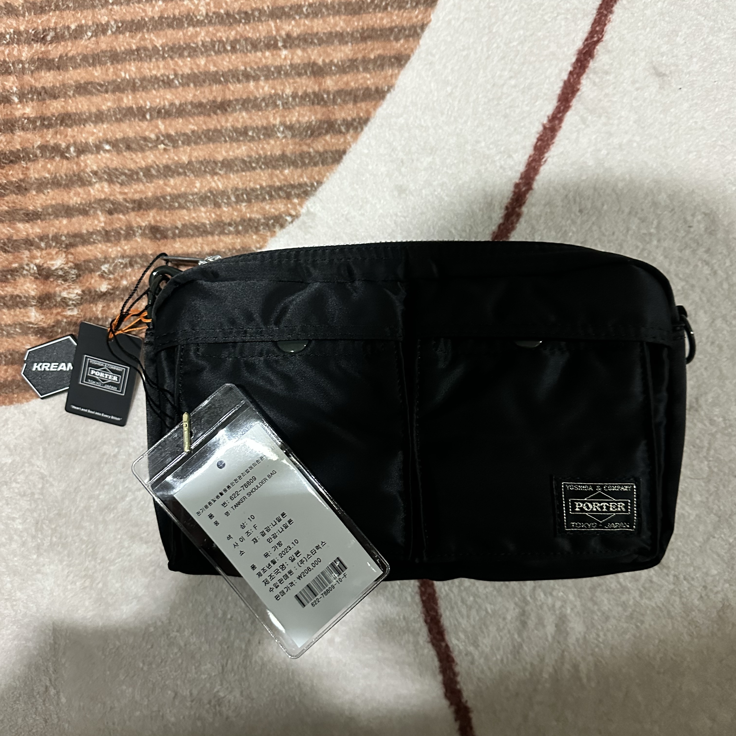 Porter Tanker Shoulder Bag Black 착용 스타일