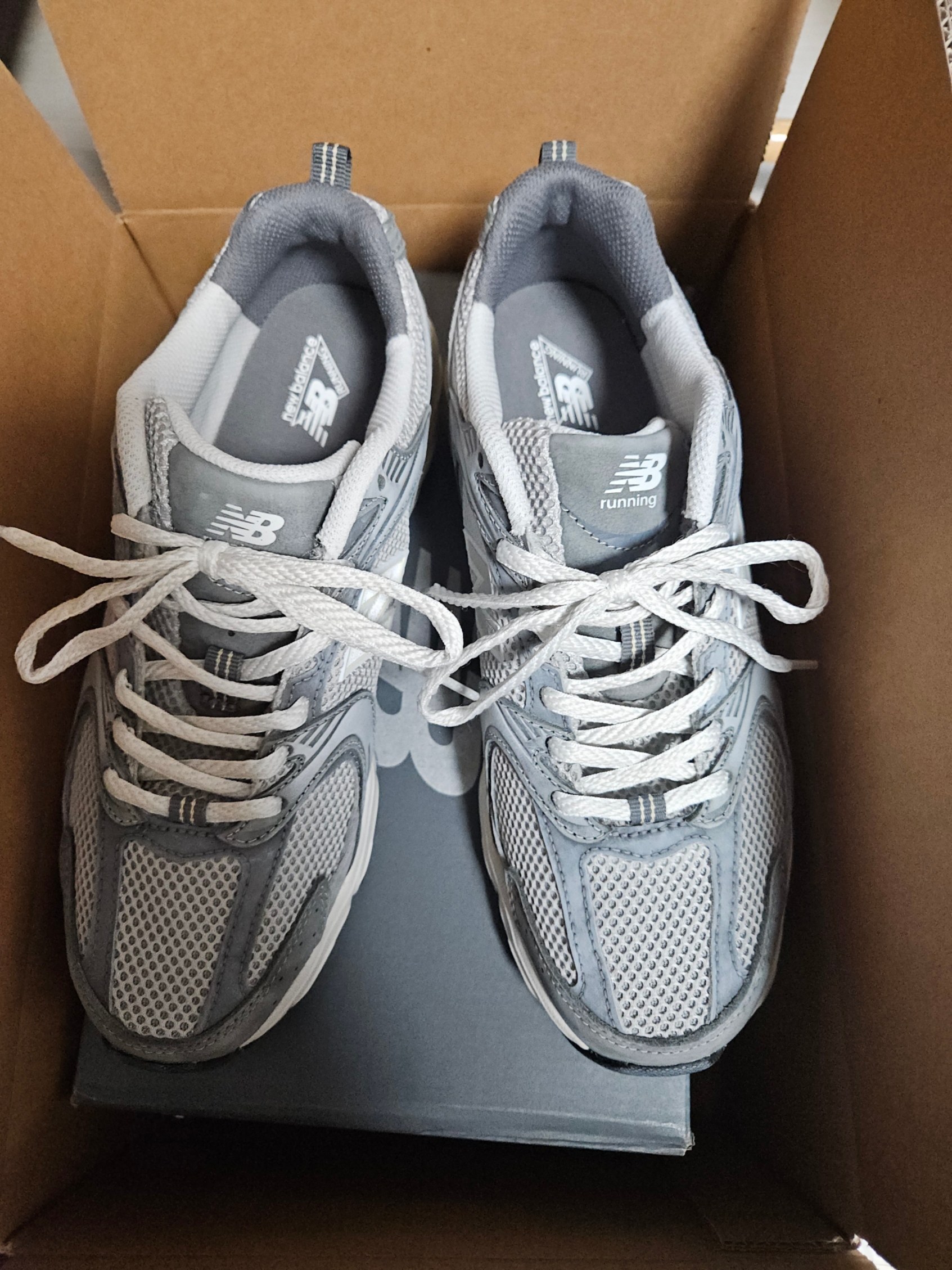 New Balance 530 Premium Vintage Grey Matter 착용 스타일