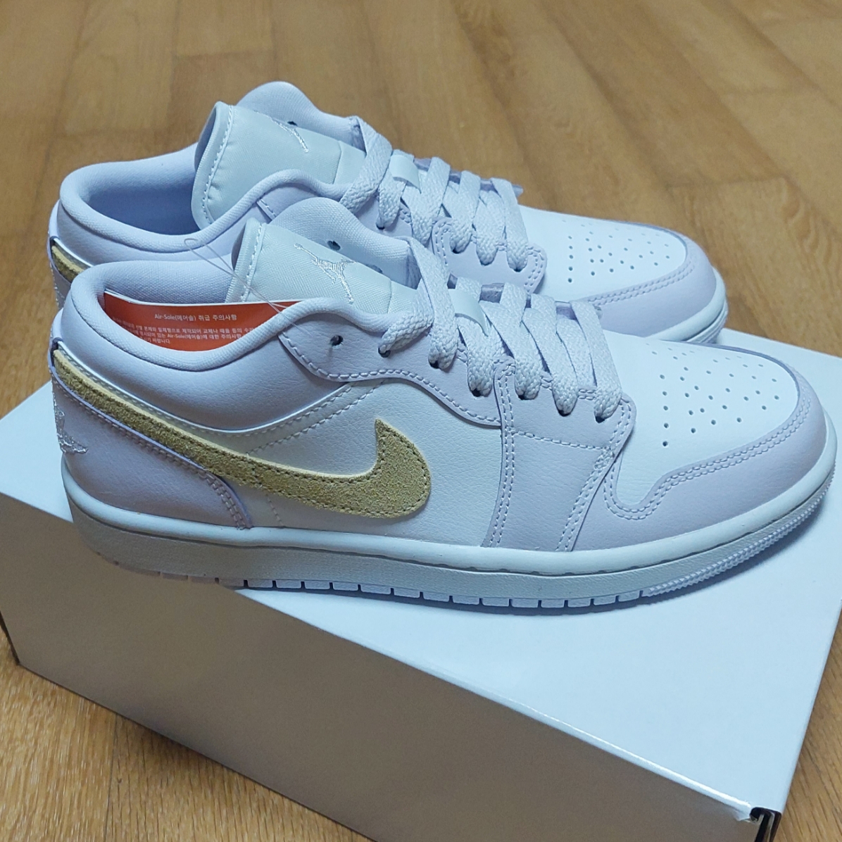 (W) Jordan 1 Low Barely Grape Lemon Wash 착용 스타일 - 3