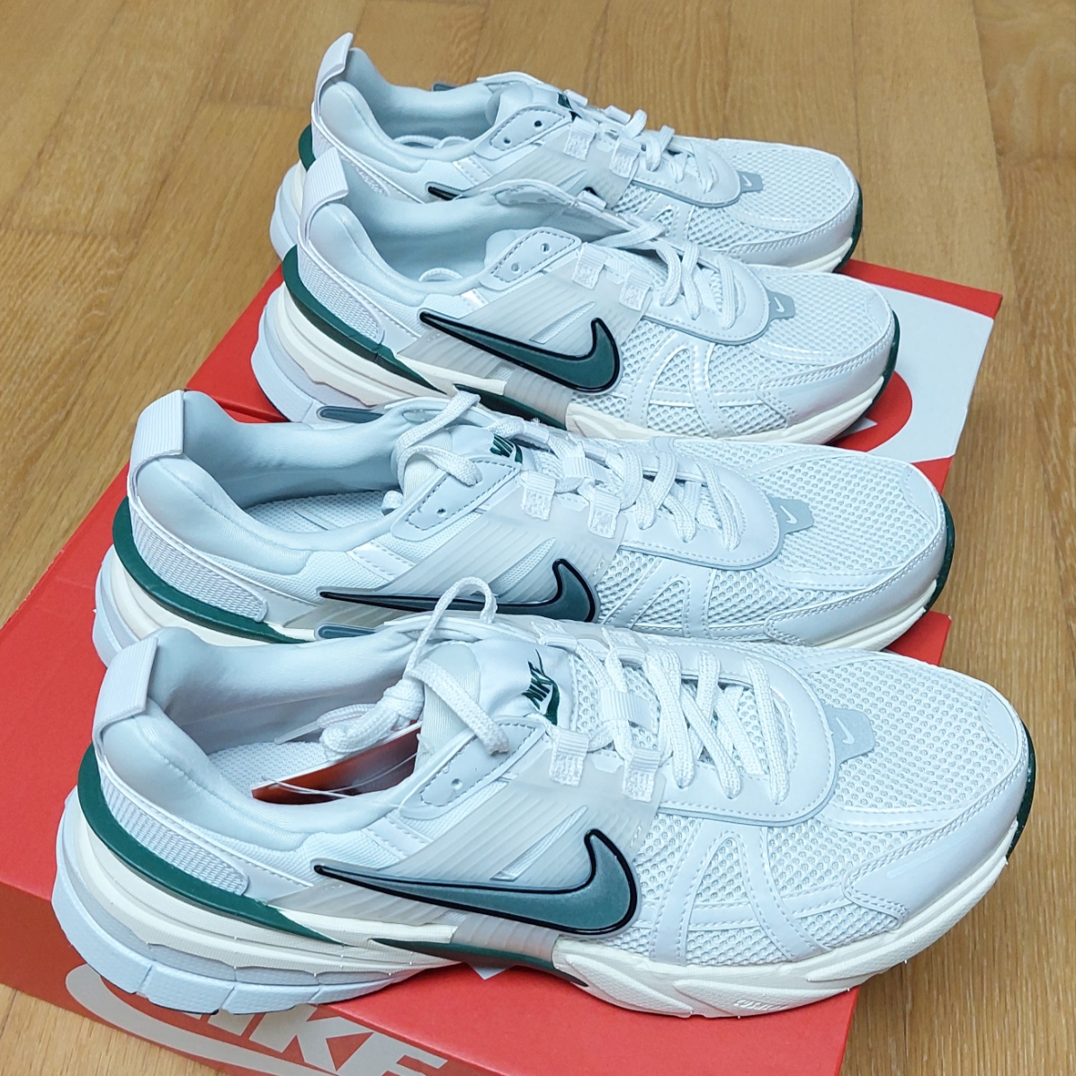 Nike V2K Run White Fir 착용 스타일 - 3