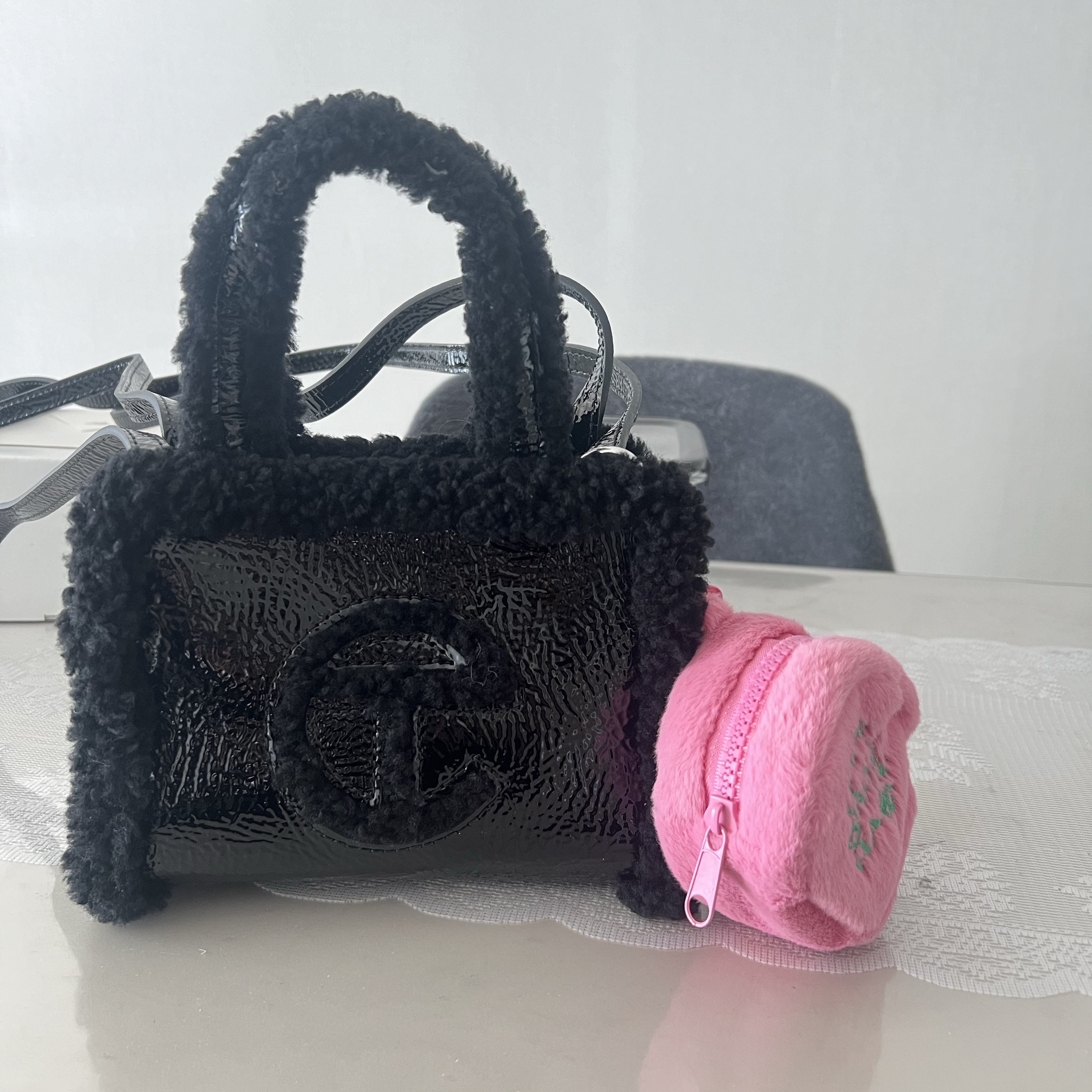 Telfar x UGG Small Shopping Bag Crinkle Black 착용 스타일