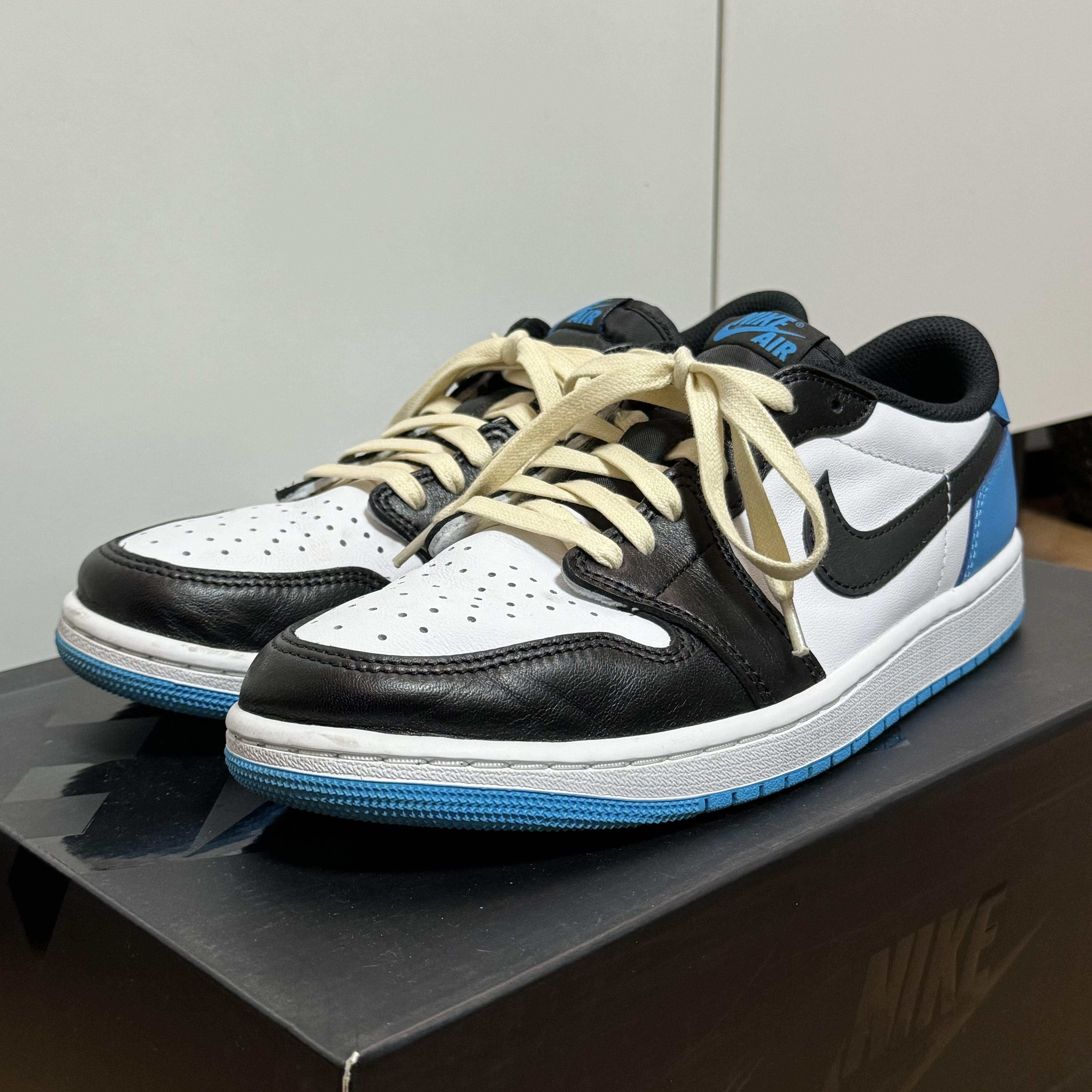 Jordan 1 Retro Low OG Black and Dark Powder Blue 착용 스타일