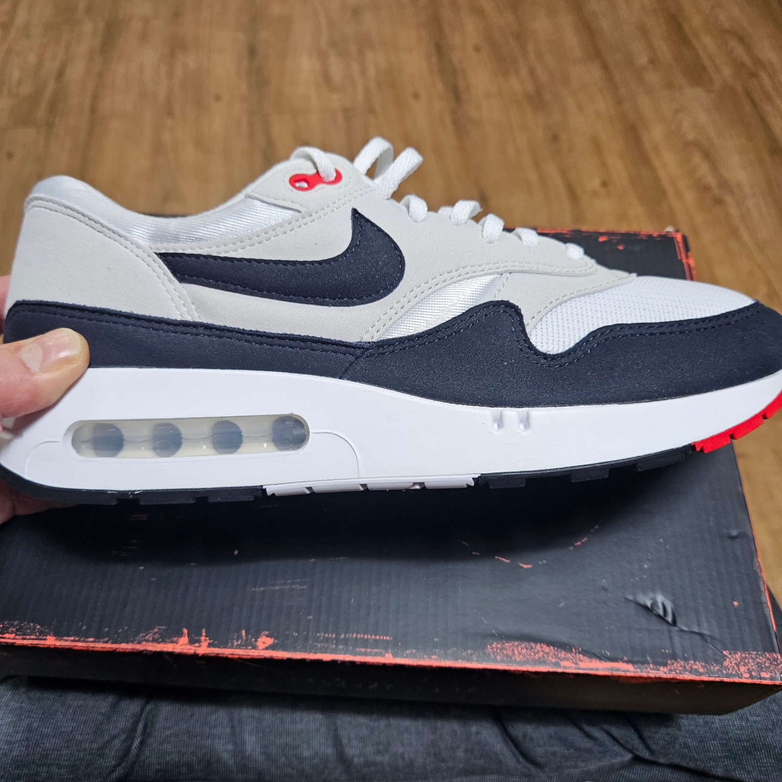 Nike Air Max 1 '86 Dark Obsidian and University Red 착용 스타일 - 3