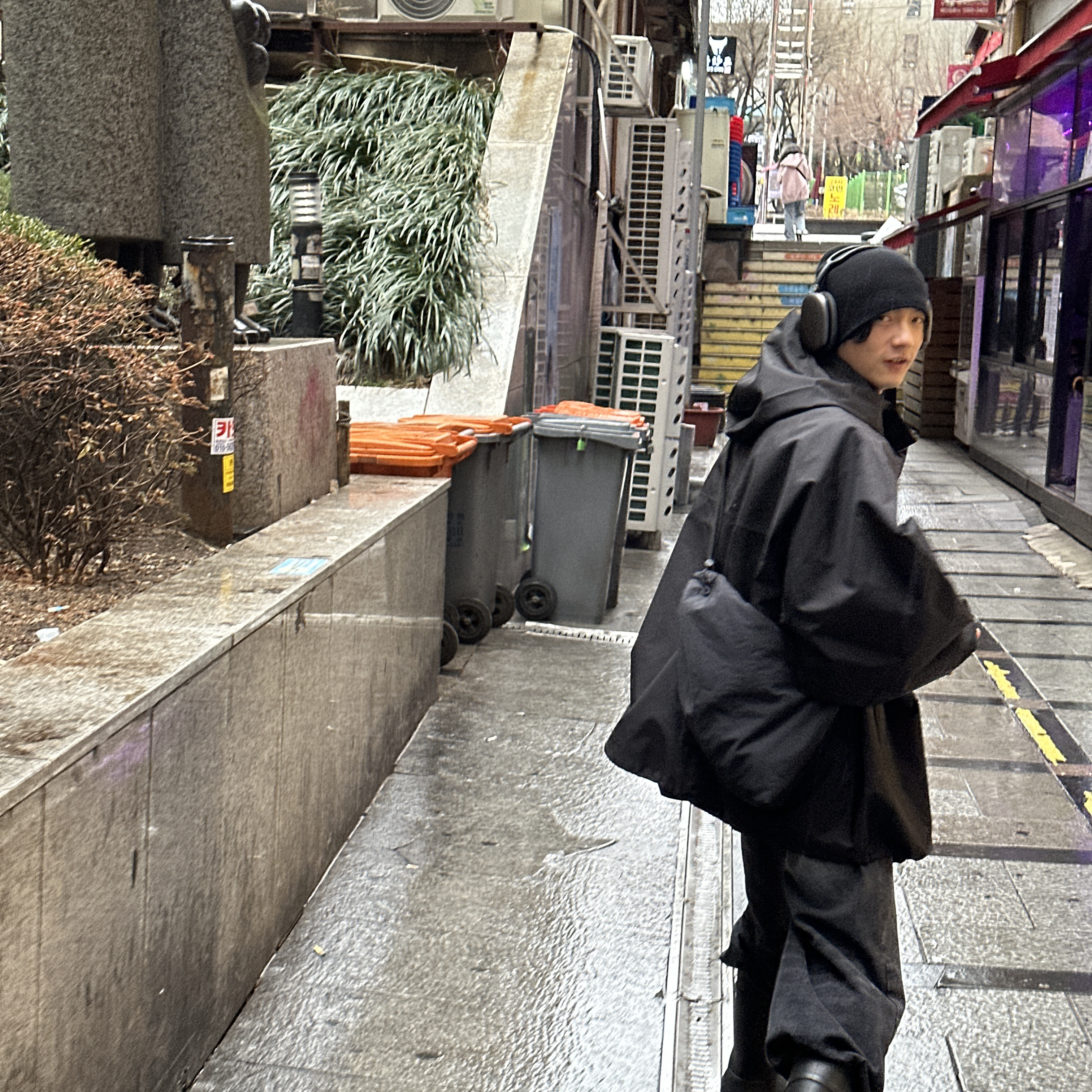 Yeezy Gap Engineered By Balenciaga T-Cut Parka Black, Balenciaga x Crocs Rubber Boot Black 착용 스타일 - 4