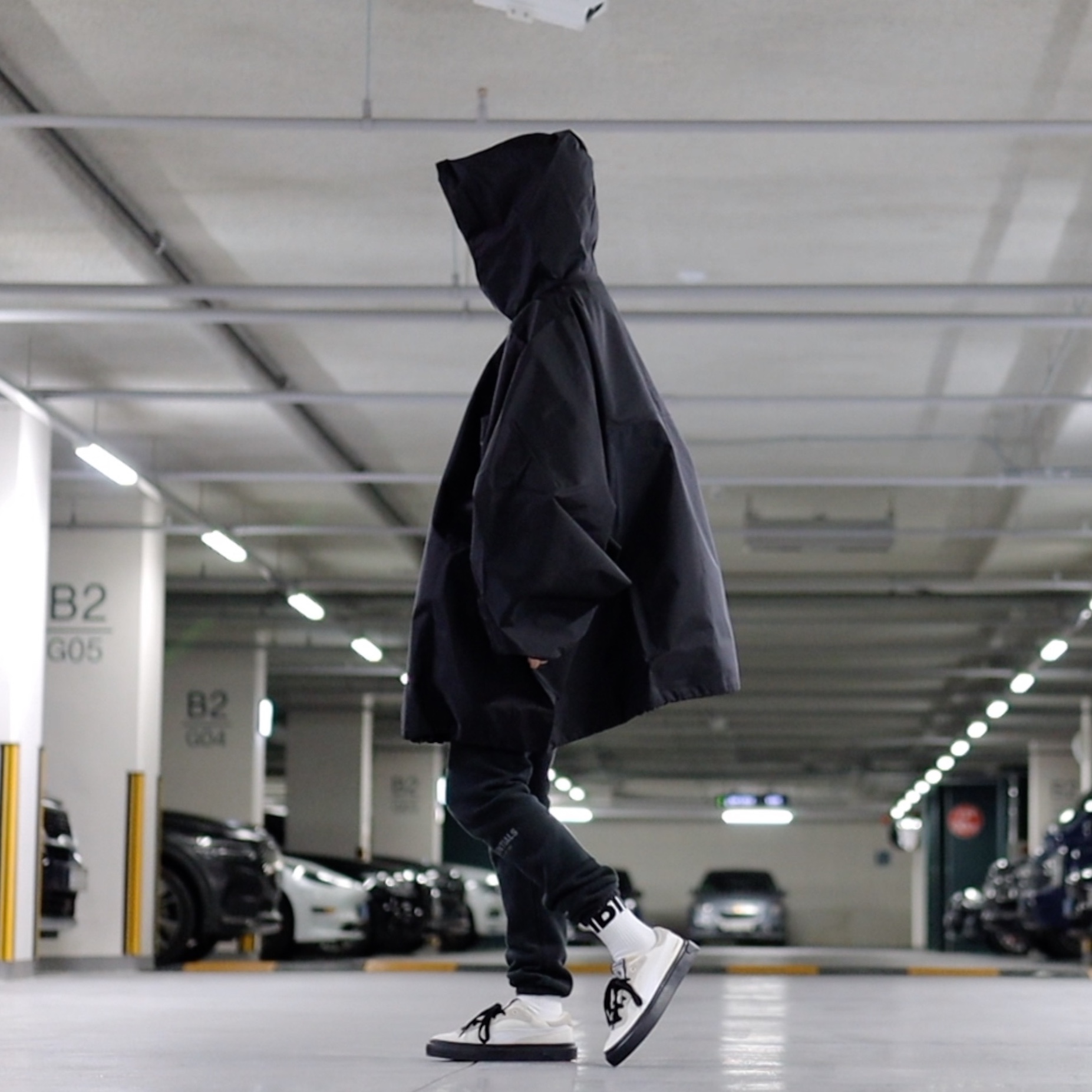 Yeezy Gap Engineered By Balenciaga T-Cut Parka Black 착용 스타일