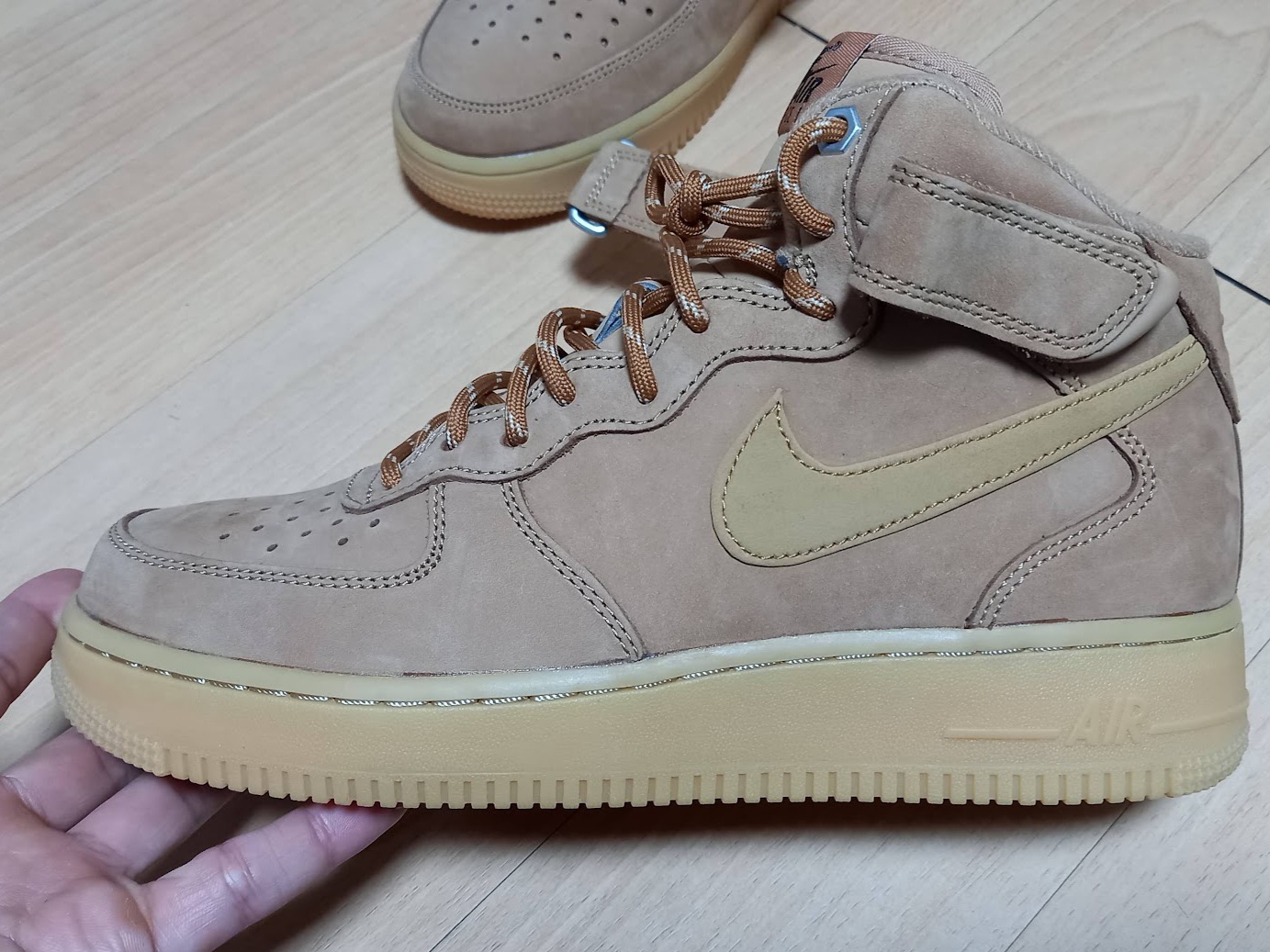 Nike Air Force 1 Mid '07 WB Flax 착용 스타일