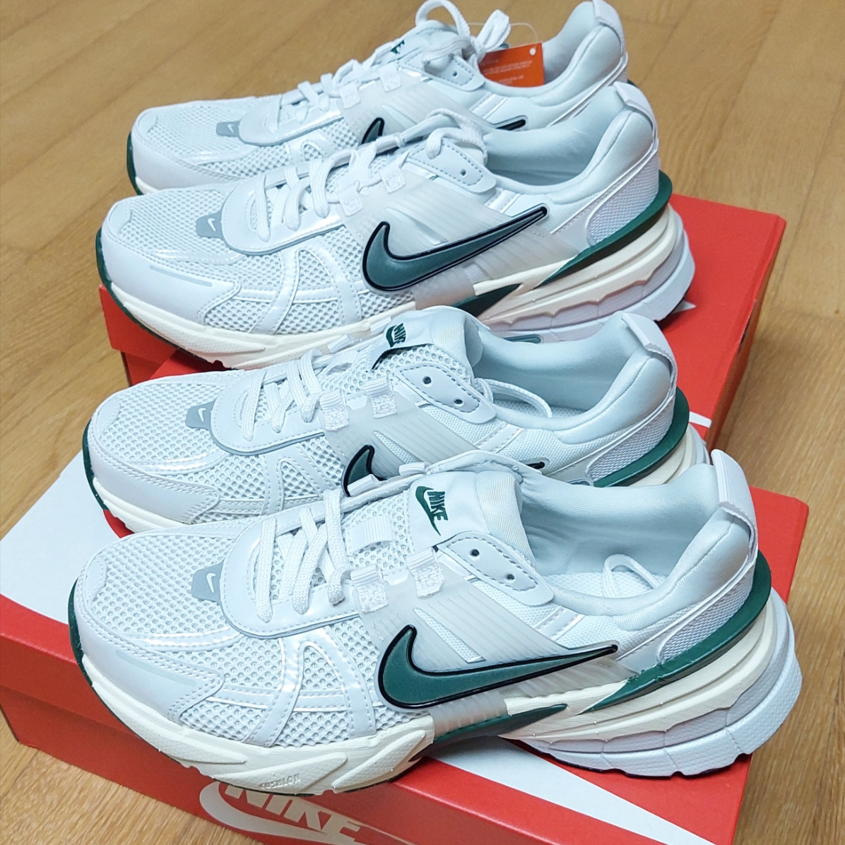 Nike V2K Run White Fir 착용 스타일 - 1