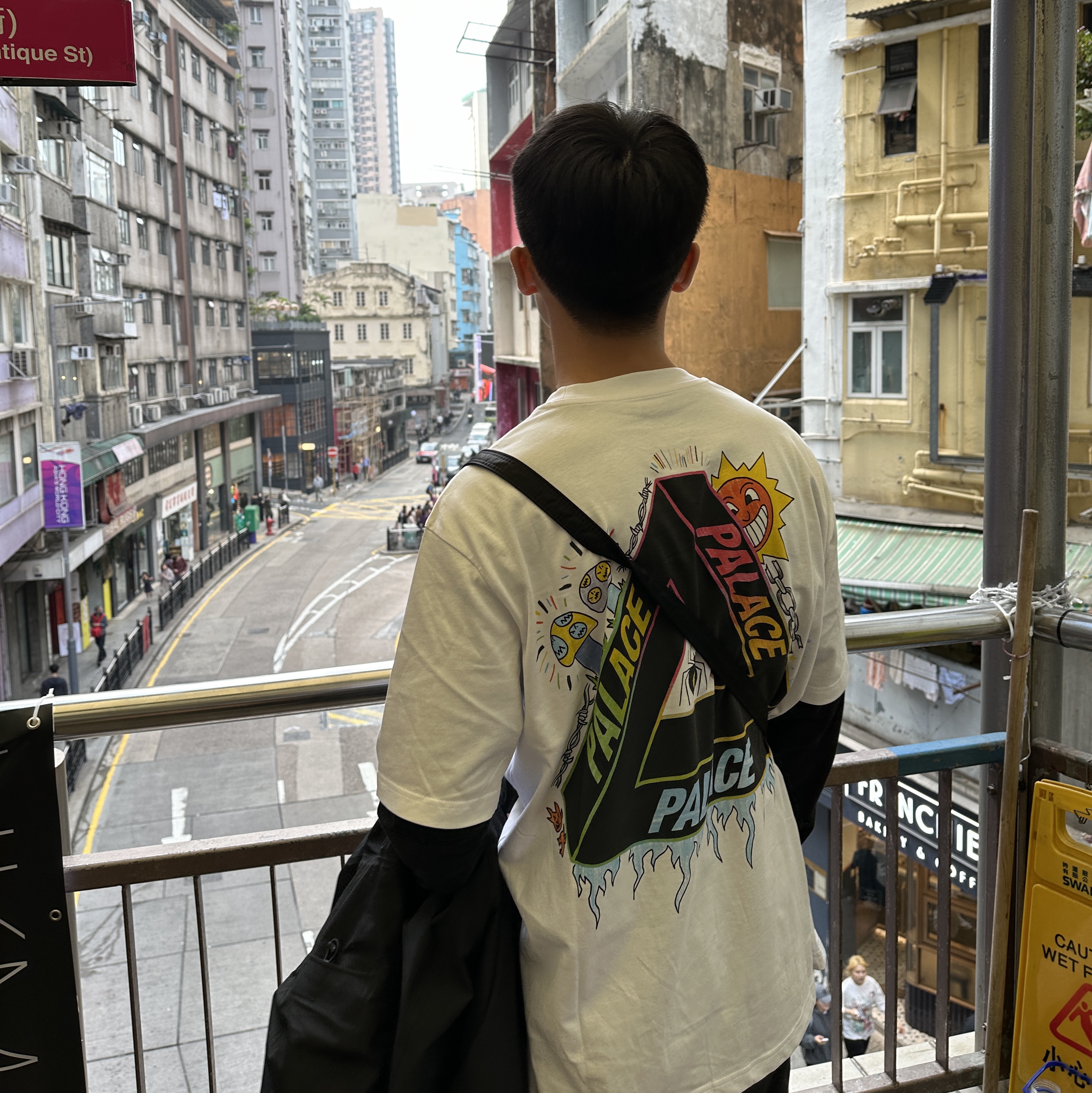 Palace Tri-Lottie T-Shirt White - 23FW, Porter Tanker Shoulder Bag Black 착용 스타일 - 2