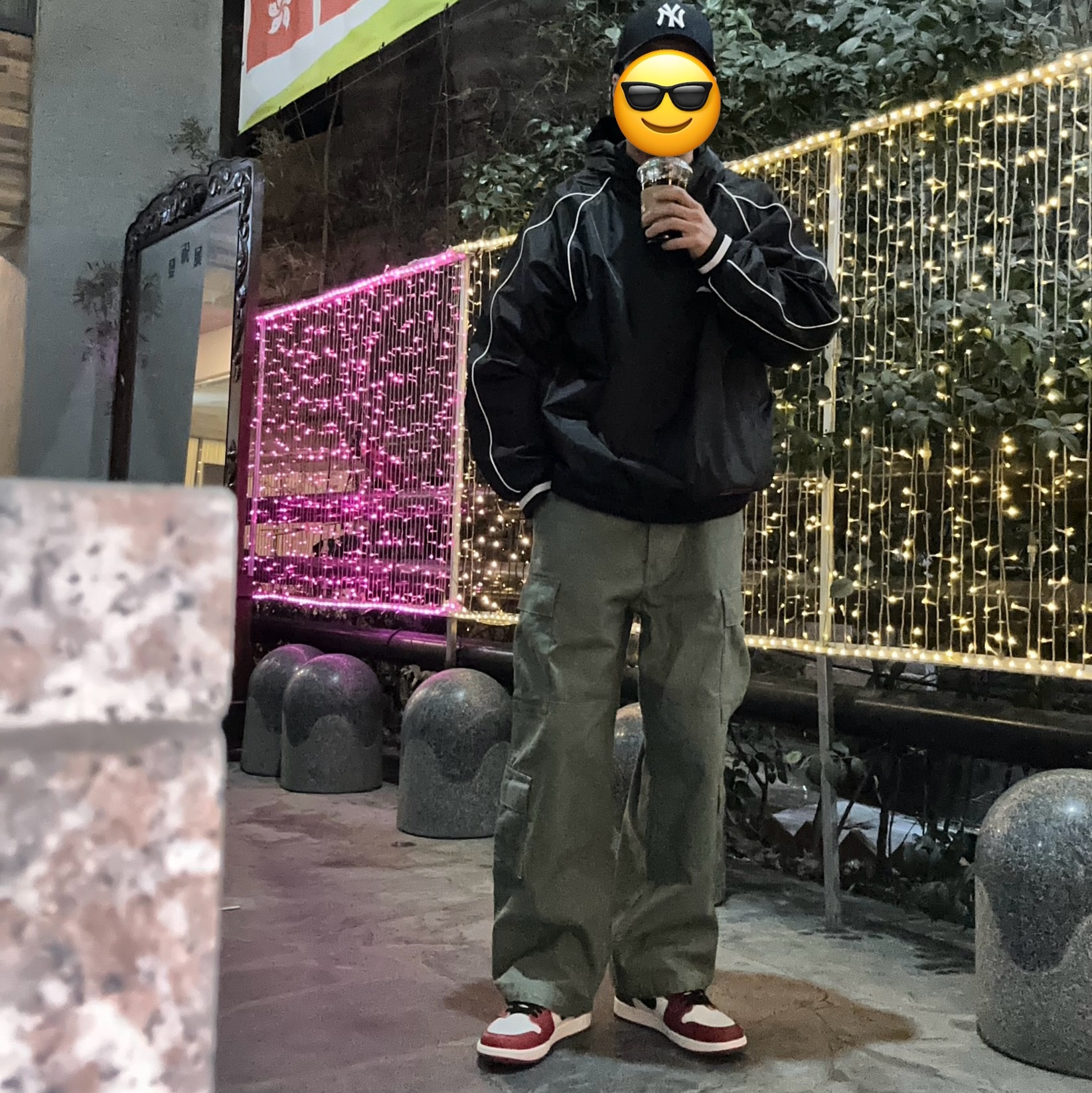 Supreme Hooded Warm Up Pullover Black - 23FW, Supreme Cargo Pants Olive - 23FW 착용 스타일 - 2