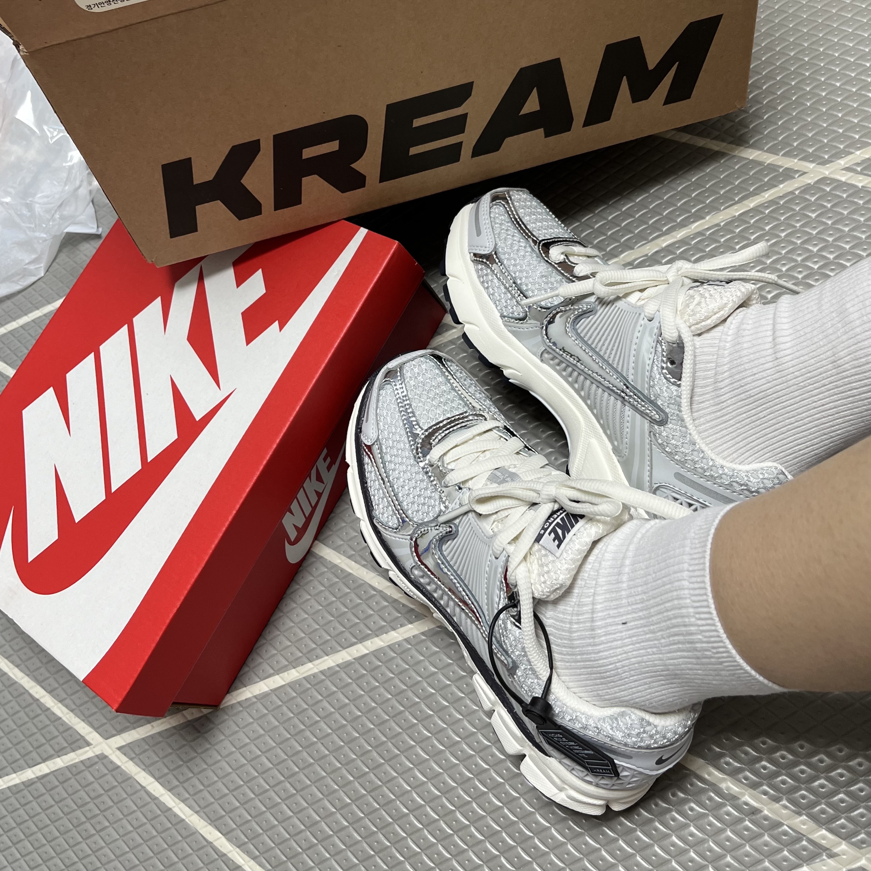(W) Nike Zoom Vomero 5 Photon Dust and Metallic Silver 착용 스타일