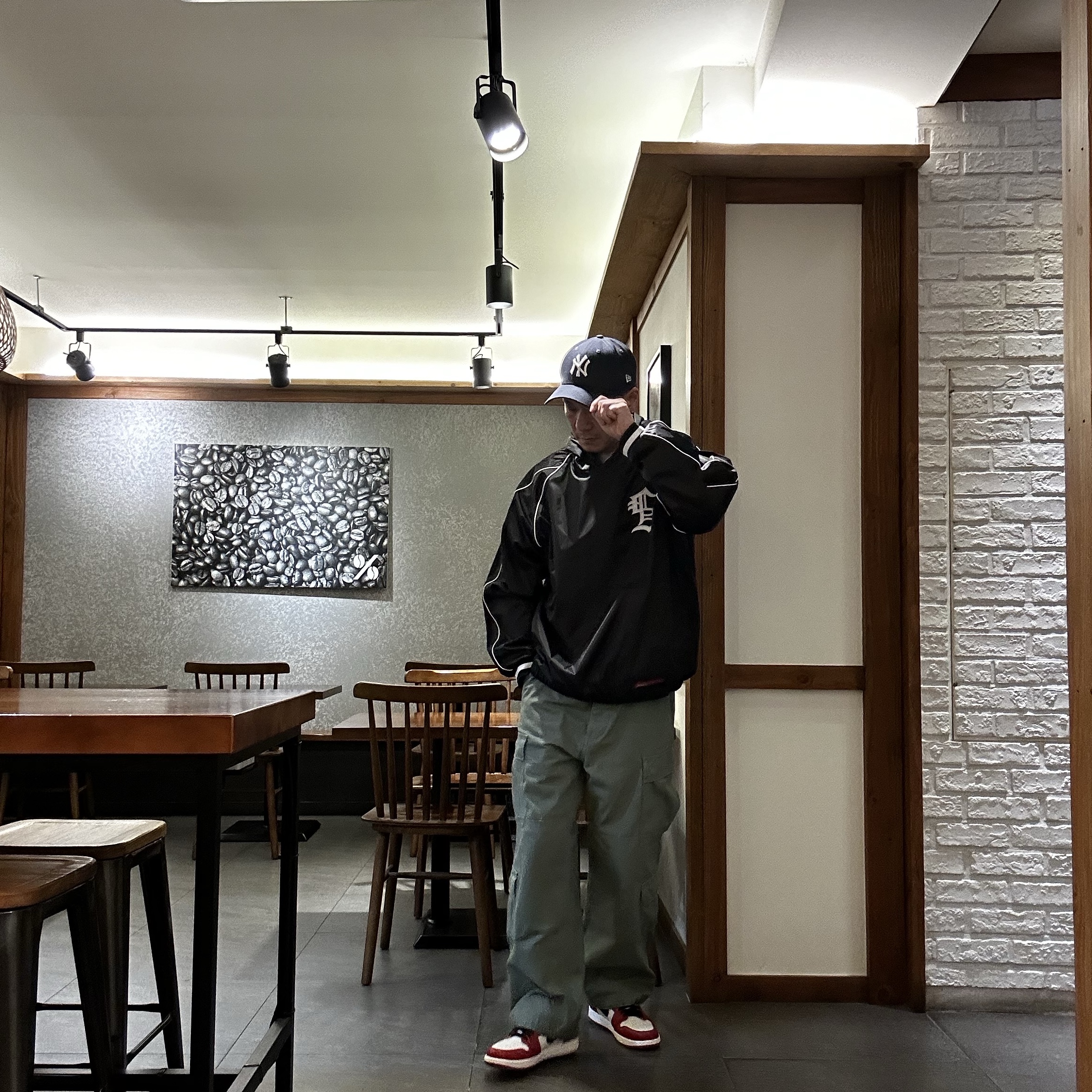 Supreme Hooded Warm Up Pullover Black - 23FW, Supreme Cargo Pants Olive - 23FW 착용 스타일 - 1