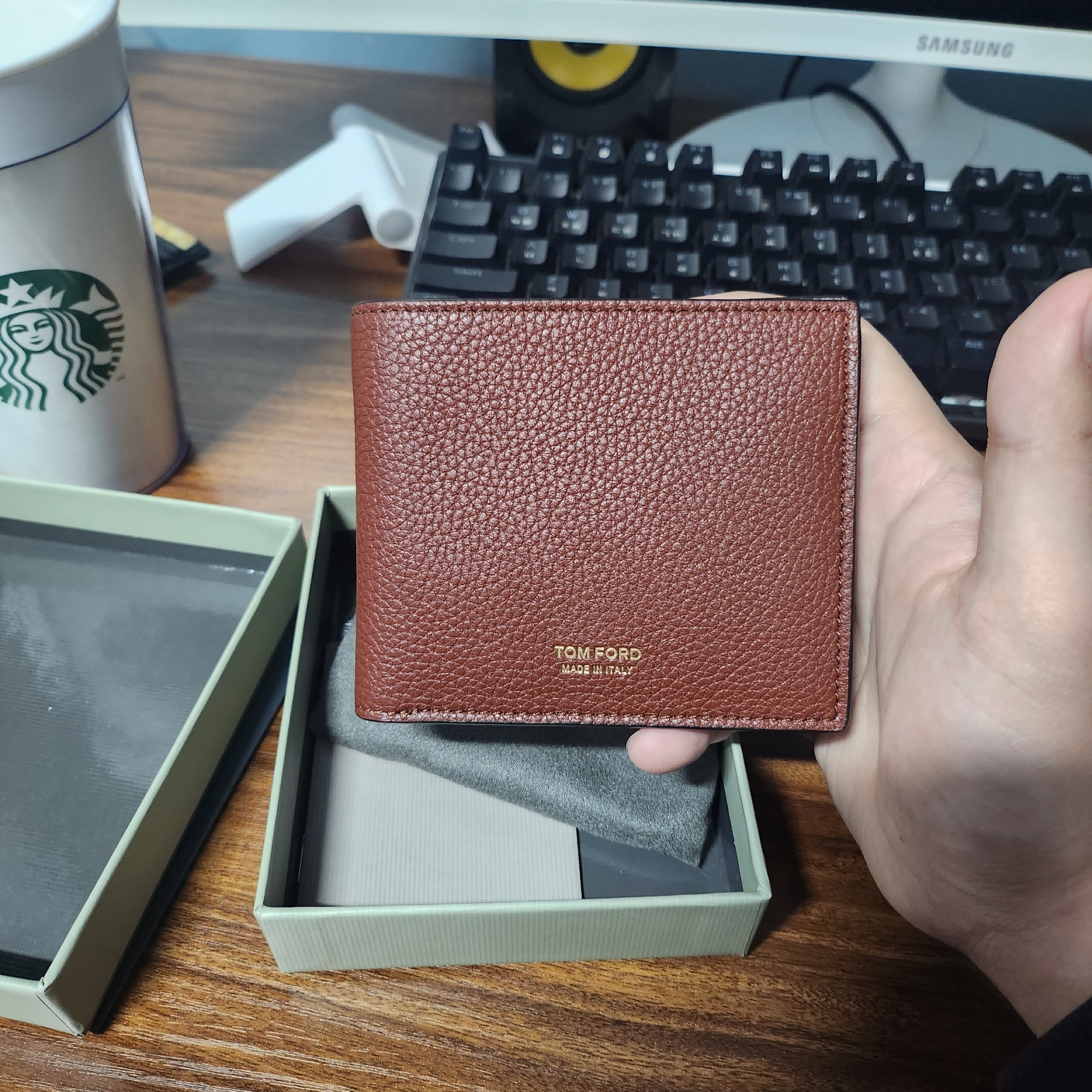 Tom Ford Grain Leather Classic Bifold Wallet Cognac 착용 스타일