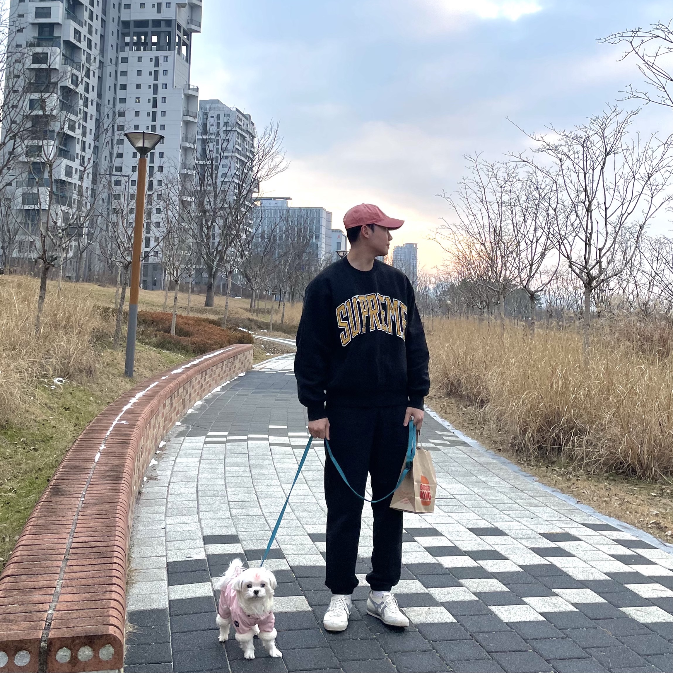 슈프림 인사이드 아웃 크루넥 블랙 - 23FW, 더블알엘 가먼트 다잉 트윌 볼캡 레드 착용 스타일