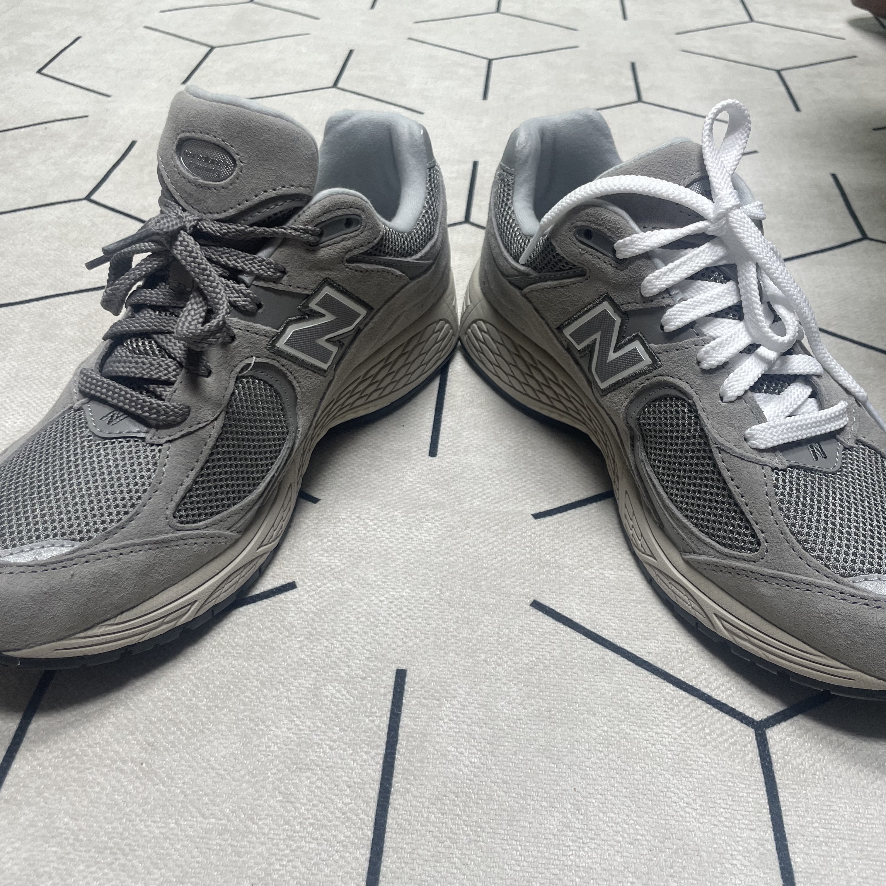 New Balance 2002R Grey 착용 스타일 - 2