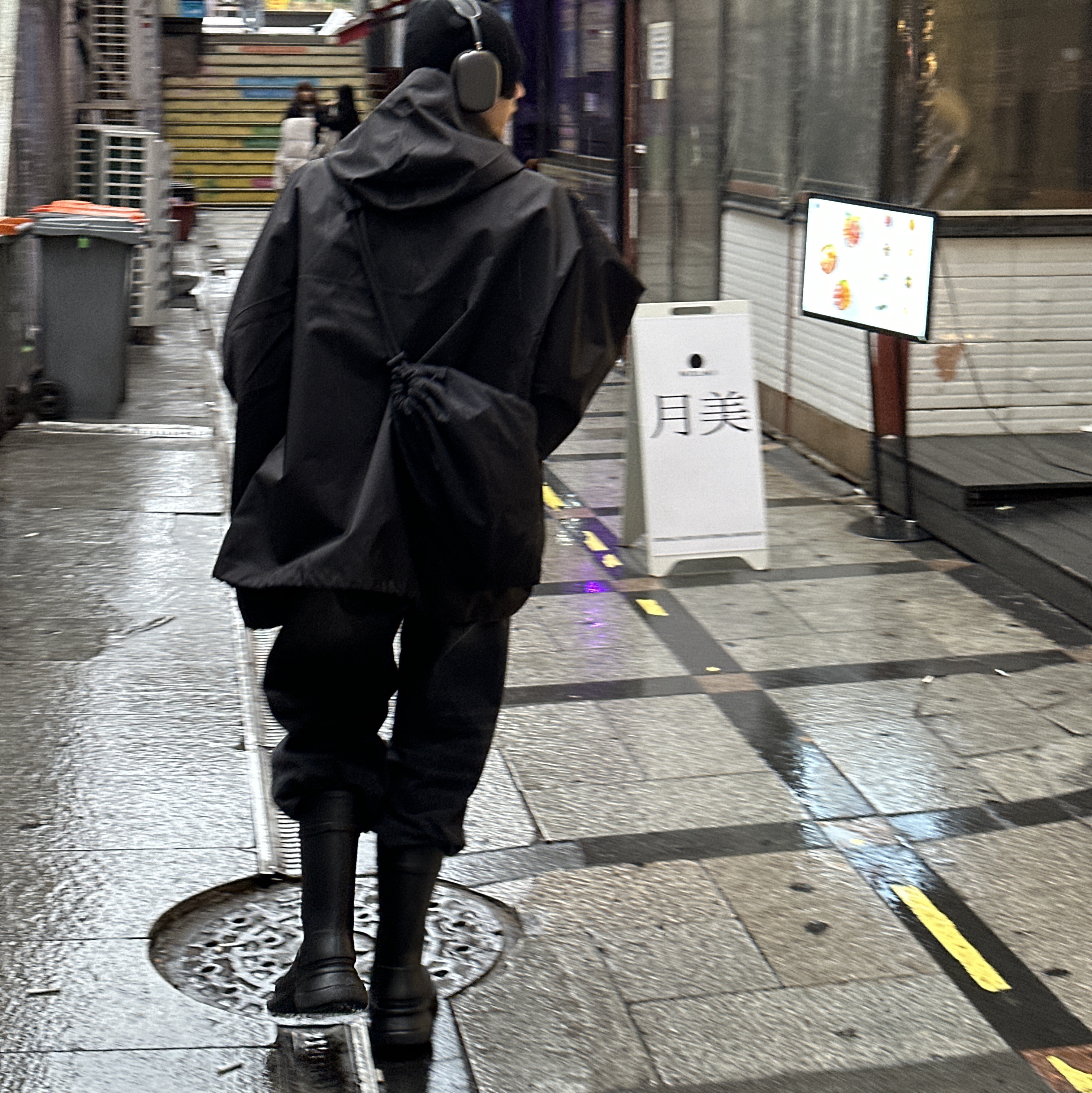 Yeezy Gap Engineered By Balenciaga T-Cut Parka Black, Balenciaga x Crocs Rubber Boot Black 착용 스타일 - 3