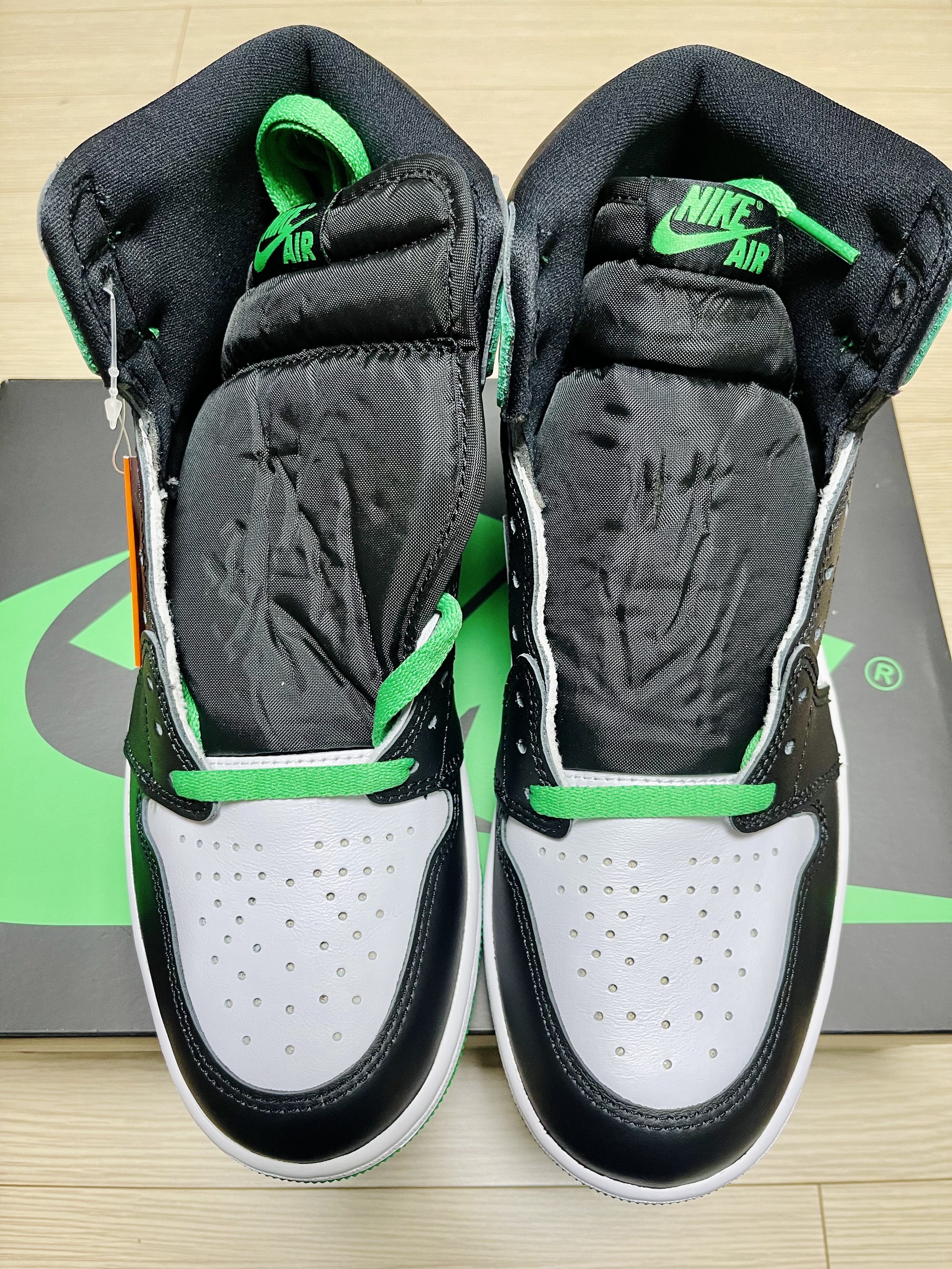 Jordan 1 Retro High OG Black and Lucky Green 착용 스타일 - 1