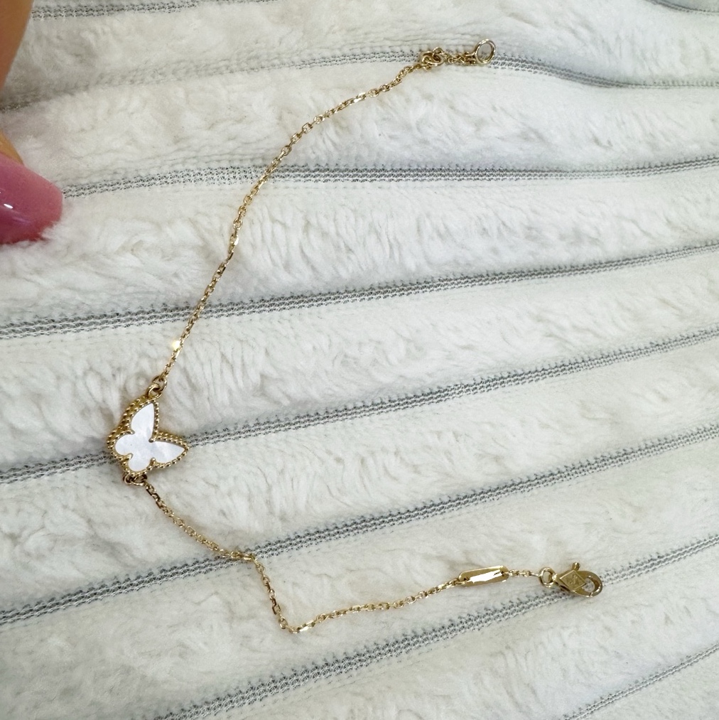 (W) Van Cleef & Arpels Sweet Alhambra Butterfly Bracelet Yellow Gold Mother of Pearl 착용 스타일