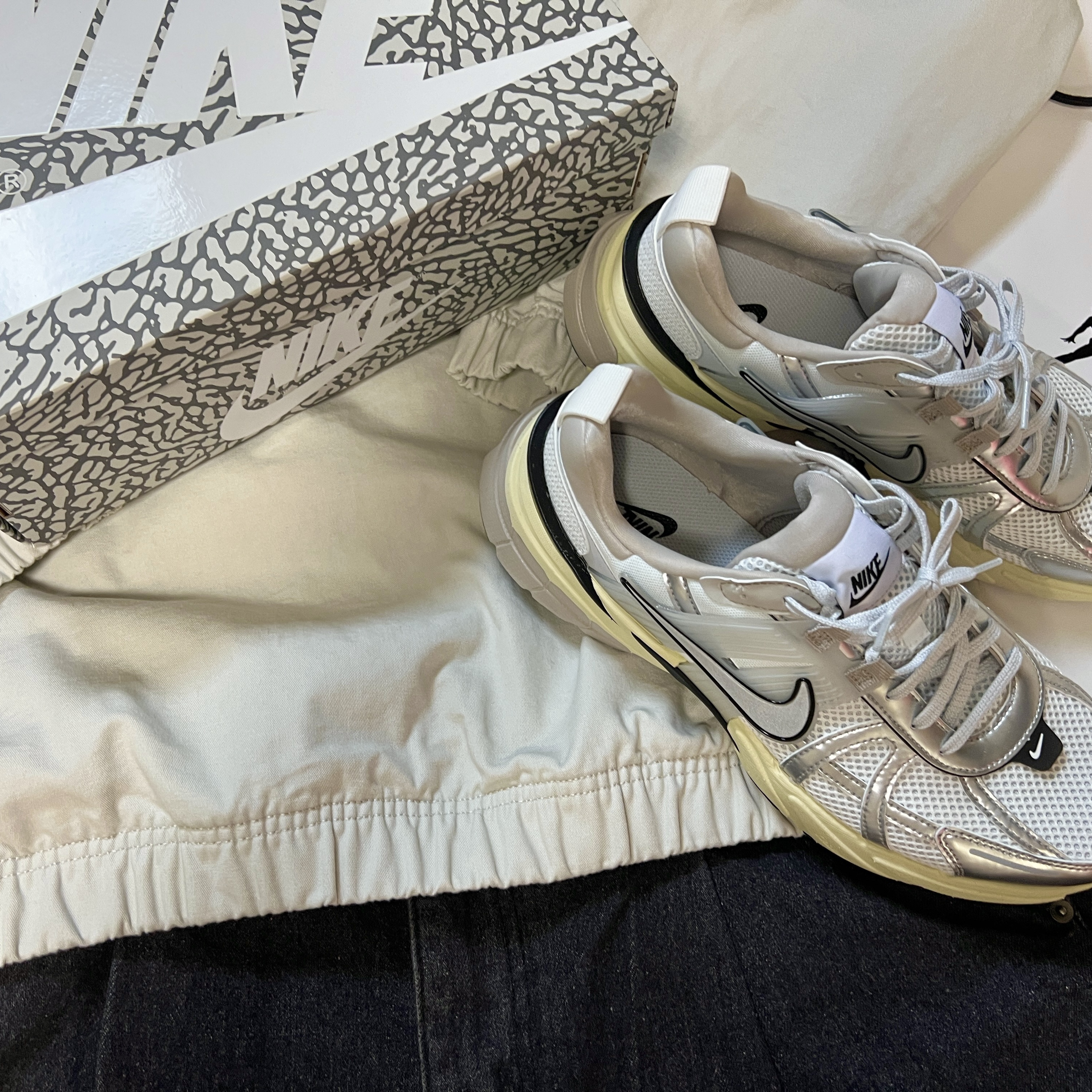 Nike V2K Run Summit White Metallic Silver 착용 스타일 - 1
