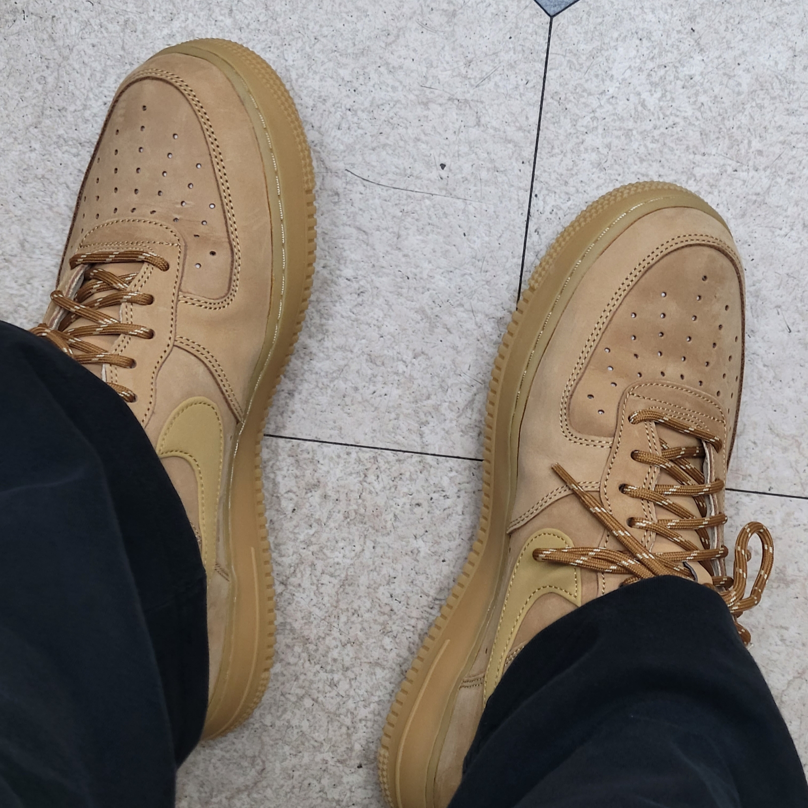 Nike Air Force 1 '07 WB Flax 착용 스타일