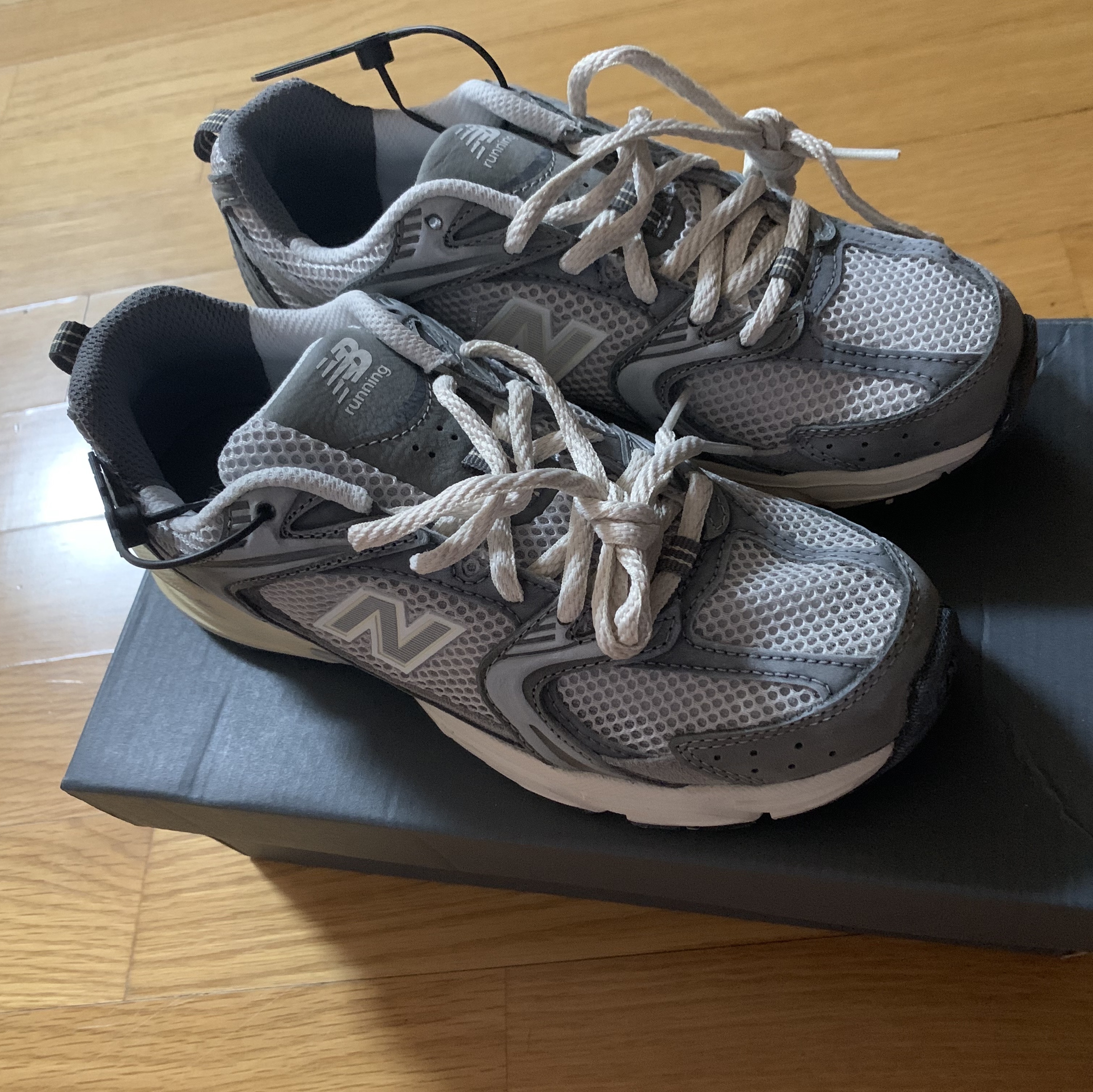 New Balance 530 Premium Vintage Grey Matter 착용 스타일 - 1