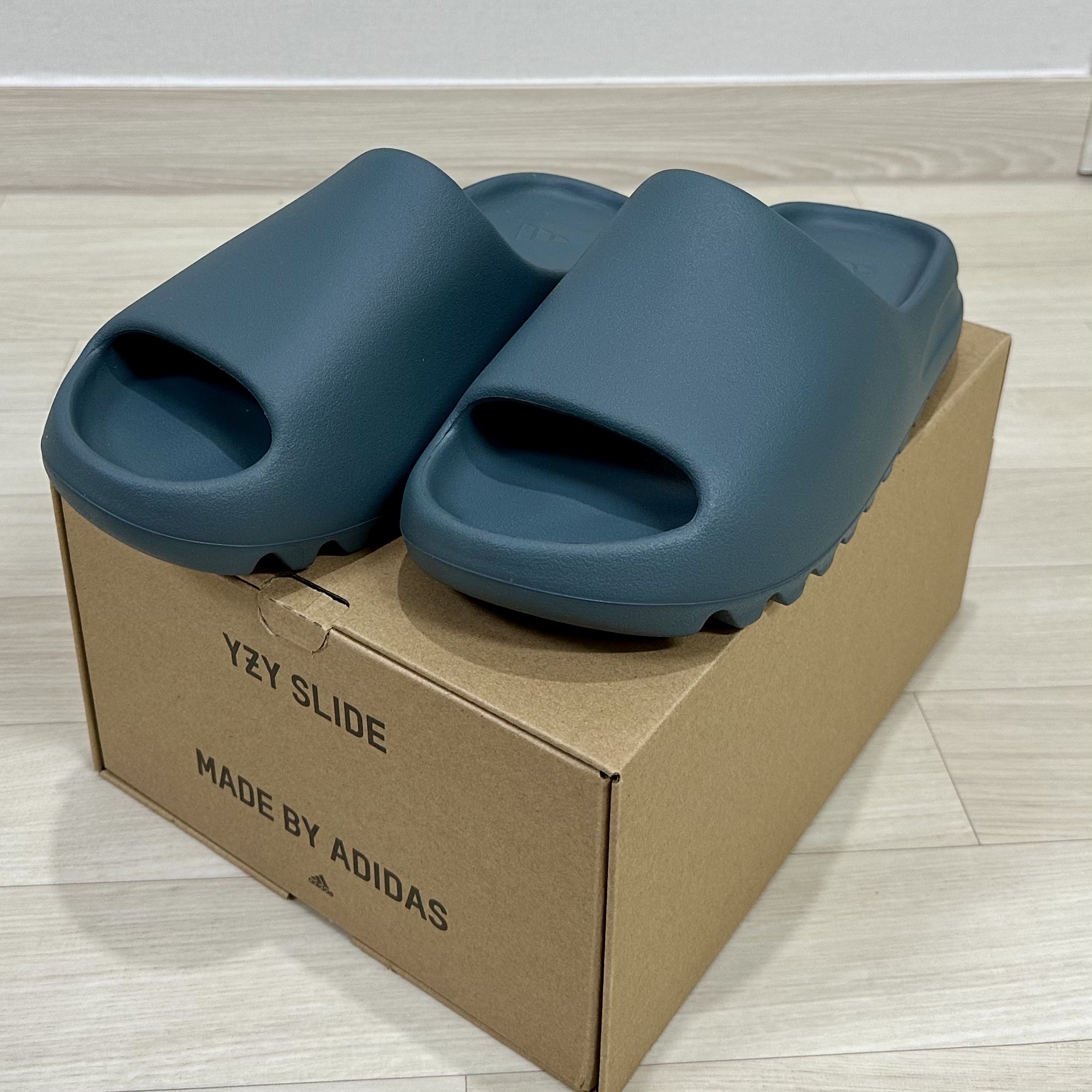 Adidas Yeezy Slide Slate Marine 착용 스타일