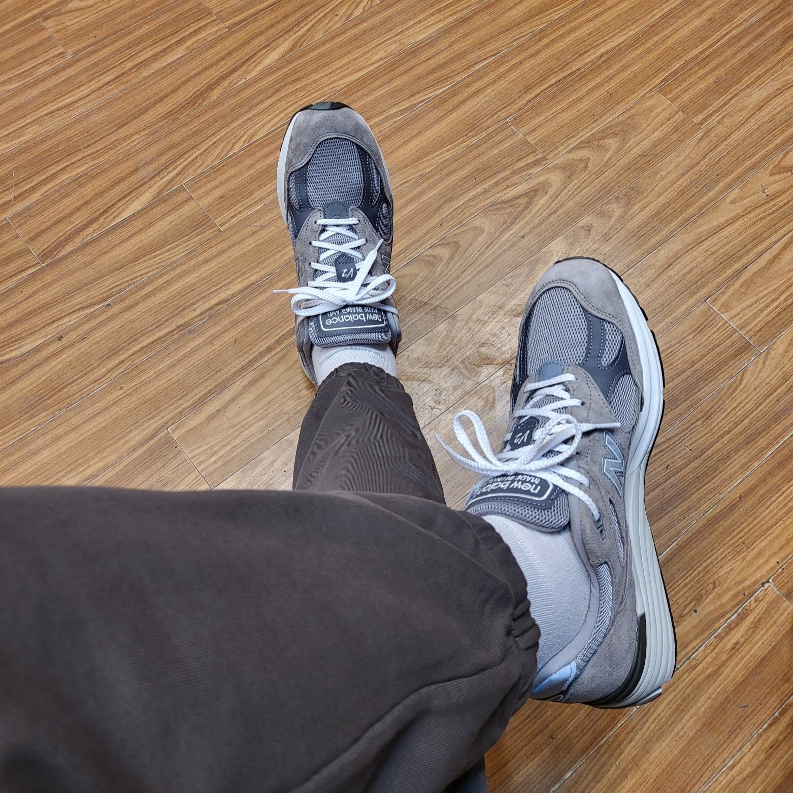 New Balance 991v2 Made in UK Rock Ridge Alloy Silver 착용 스타일