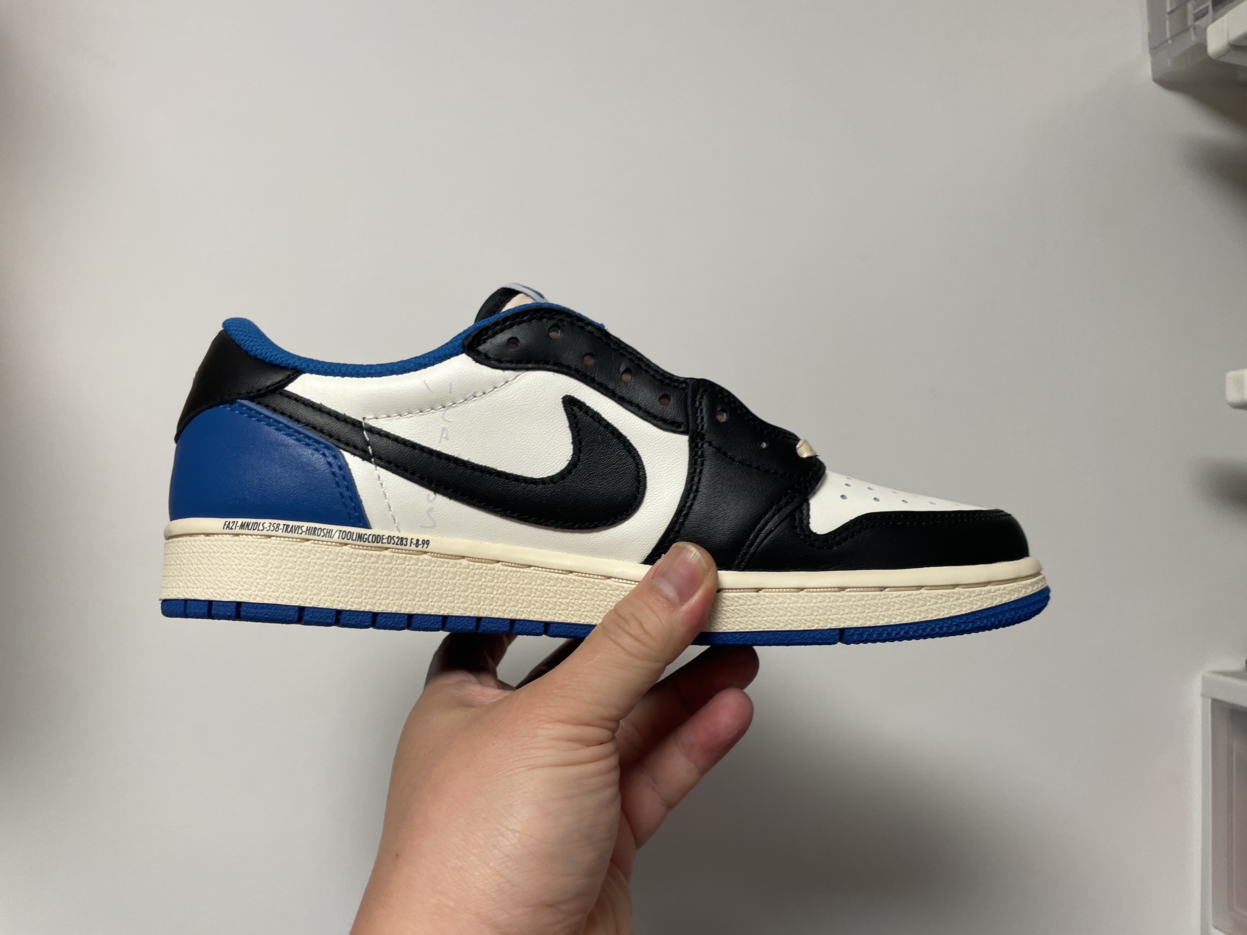 Jordan 1 x Travis Scott x Fragment Retro Low OG SP Military Blue 착용 스타일 - 3
