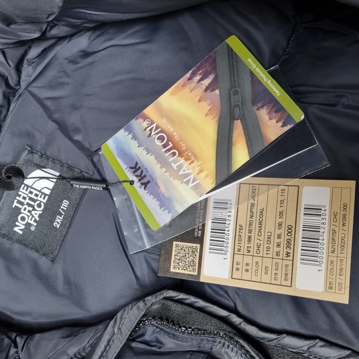 The North Face 1996 Eco Nuptse Jacket Charcoal 착용 스타일