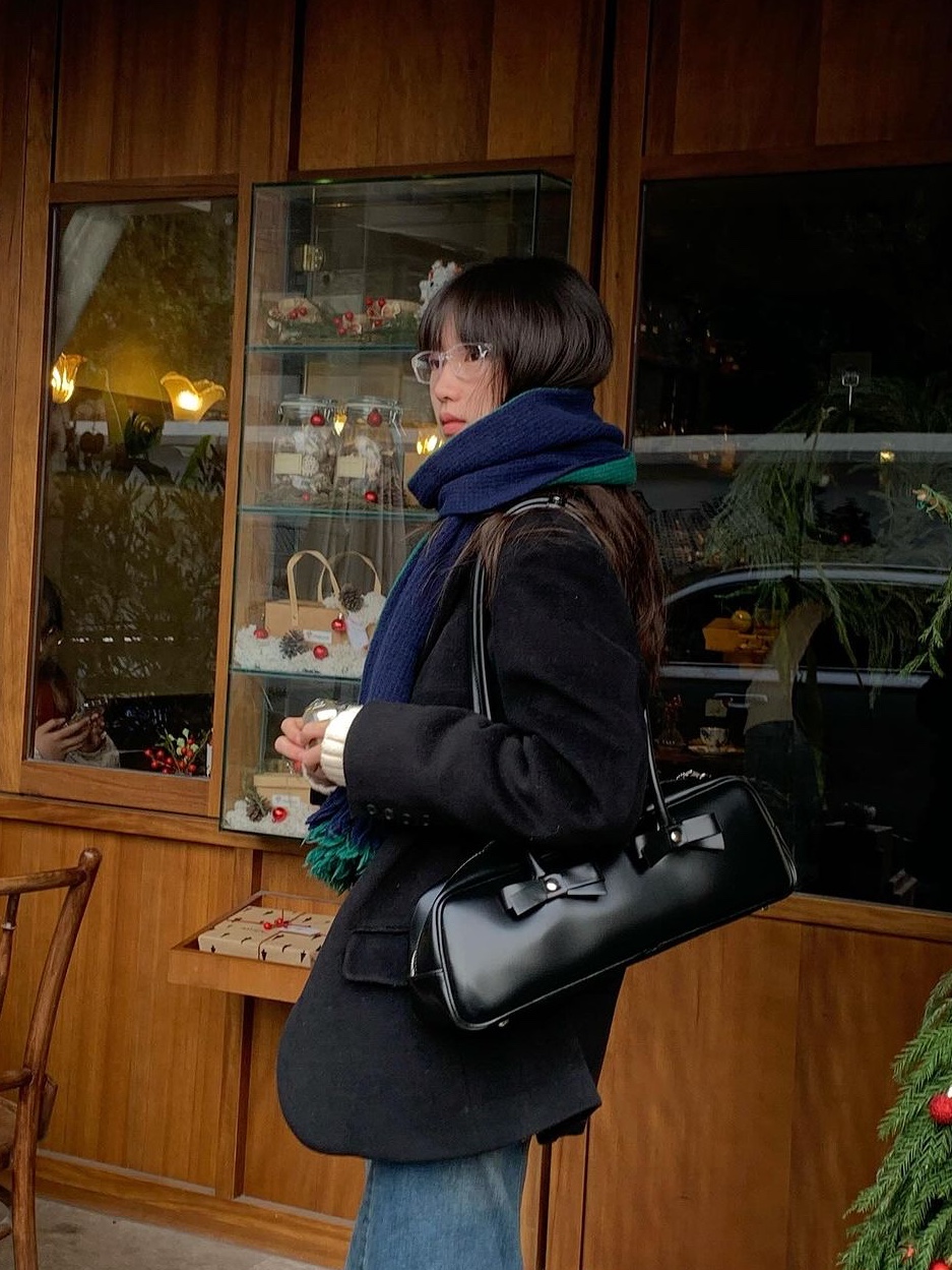 [예약 배송] Saenginstudios Ribbon Baguette Bag Black, [예약 배송] Saenginstudios Ribbon Baguette Bag Burgundy 착용 스타일
