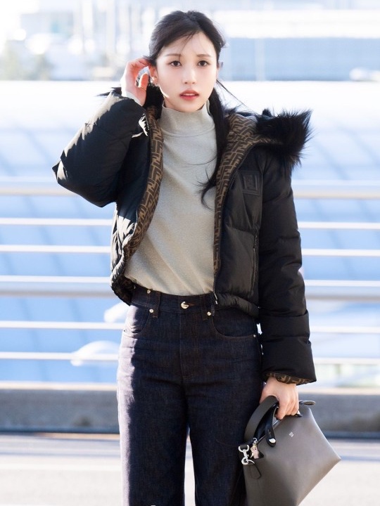 Fendi By The Way Leather Medium Boston Bag Black 착용 스타일