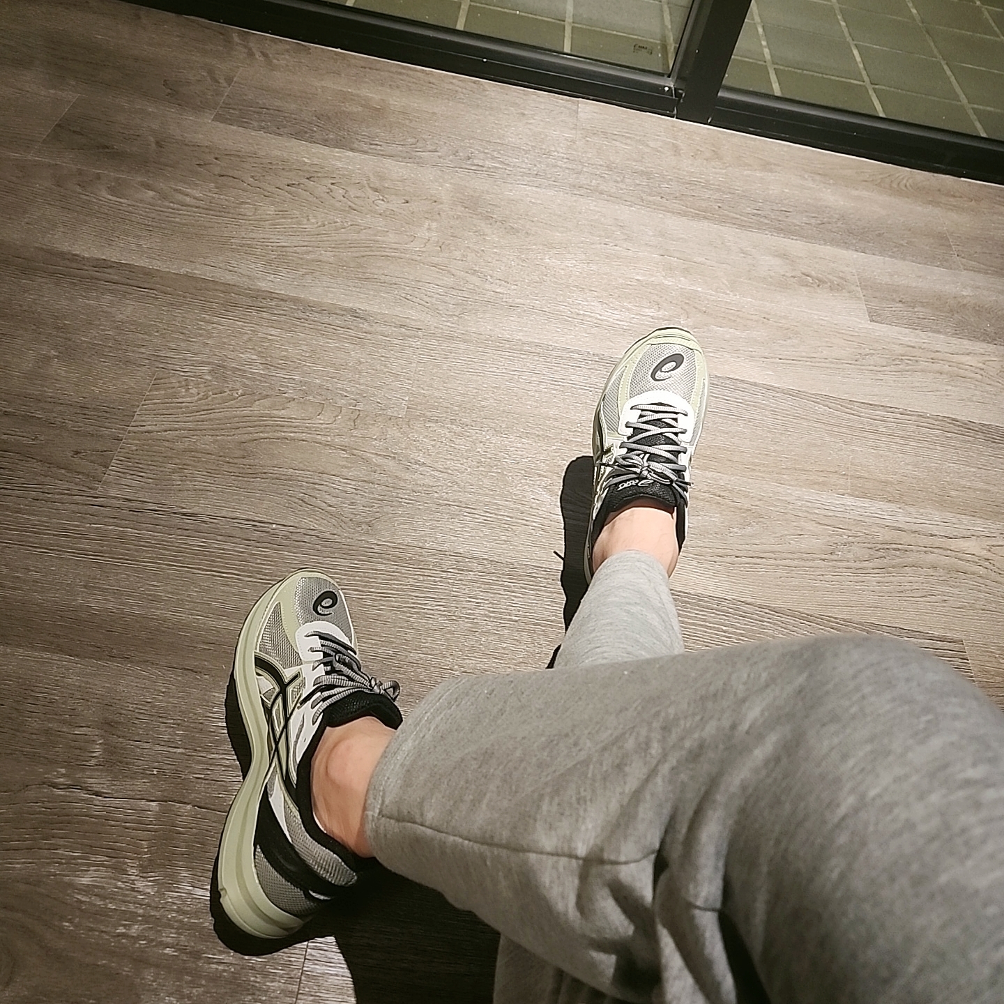 Asics Jog 100 S Sheet Rock - 2E Wide 착용 스타일